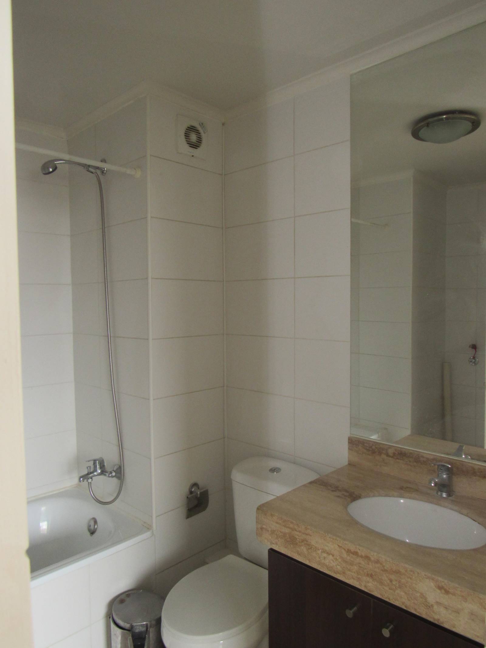 Baño principal con vanitorio de cubierta de piedra y tina.