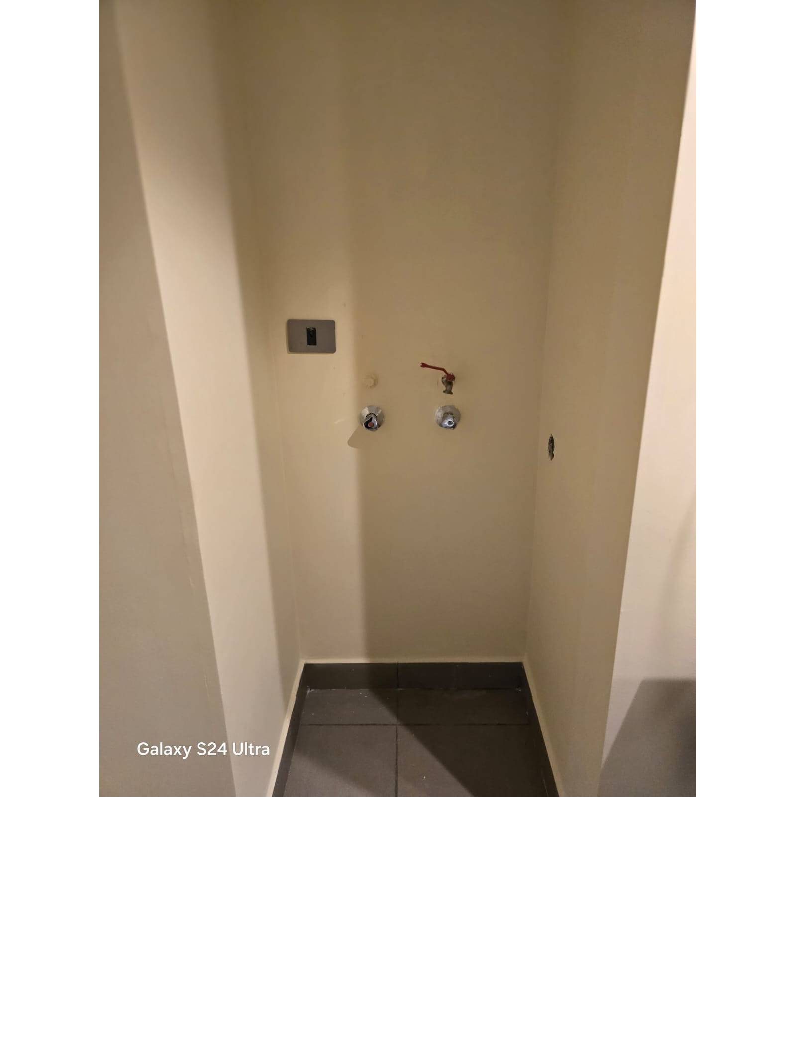 Espacio con conexiones para instalación de lavadora.