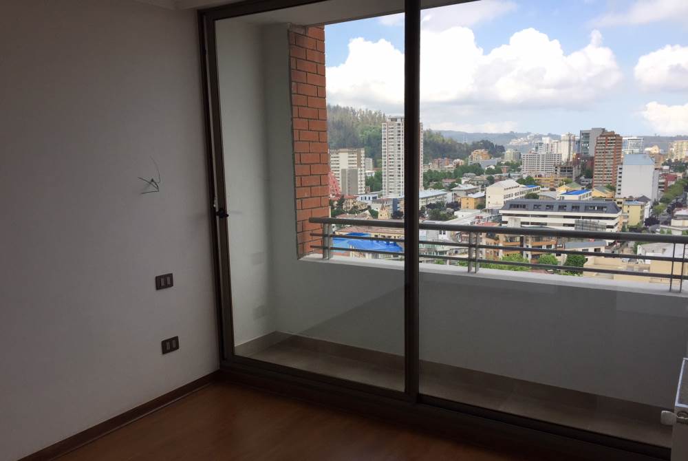 Dormitorio con gran ventanal y acceso a terraza