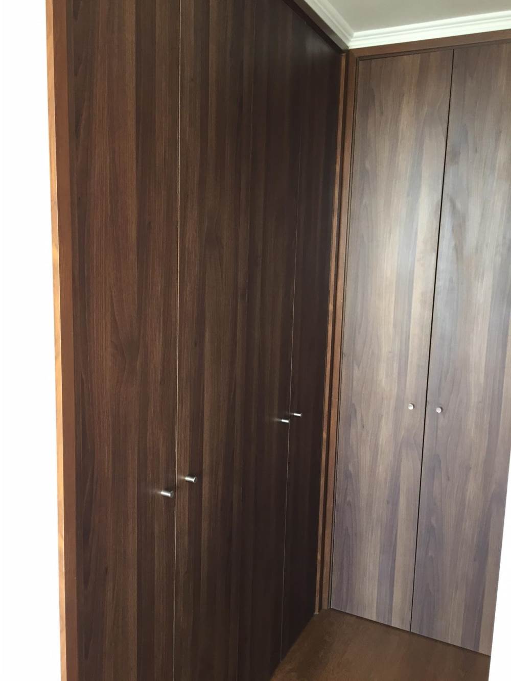 Clósets empotrados con terminación en madera oscura