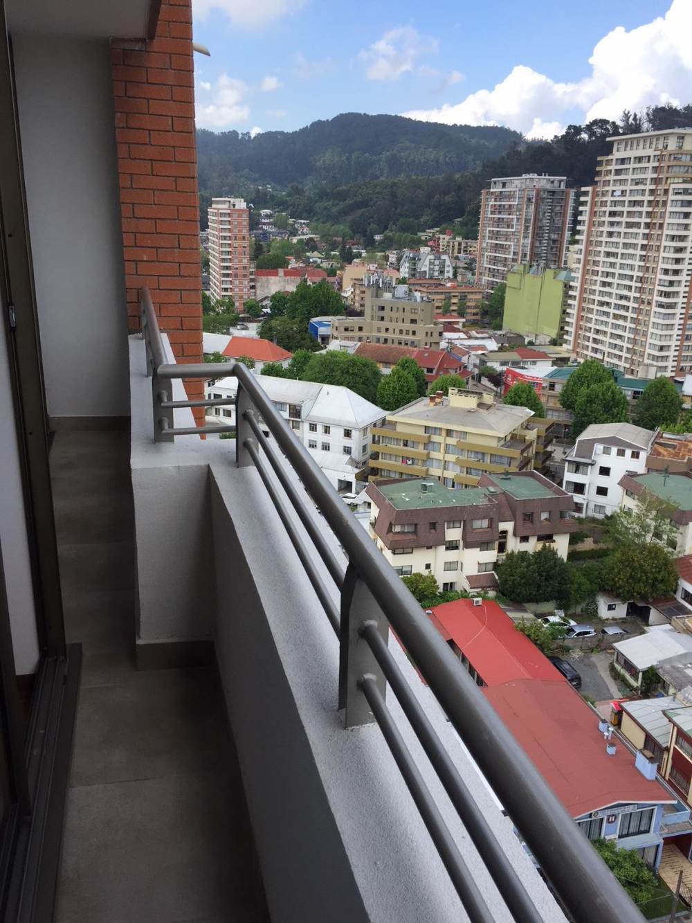 Terraza del departamento con vista despejada a la ciudad