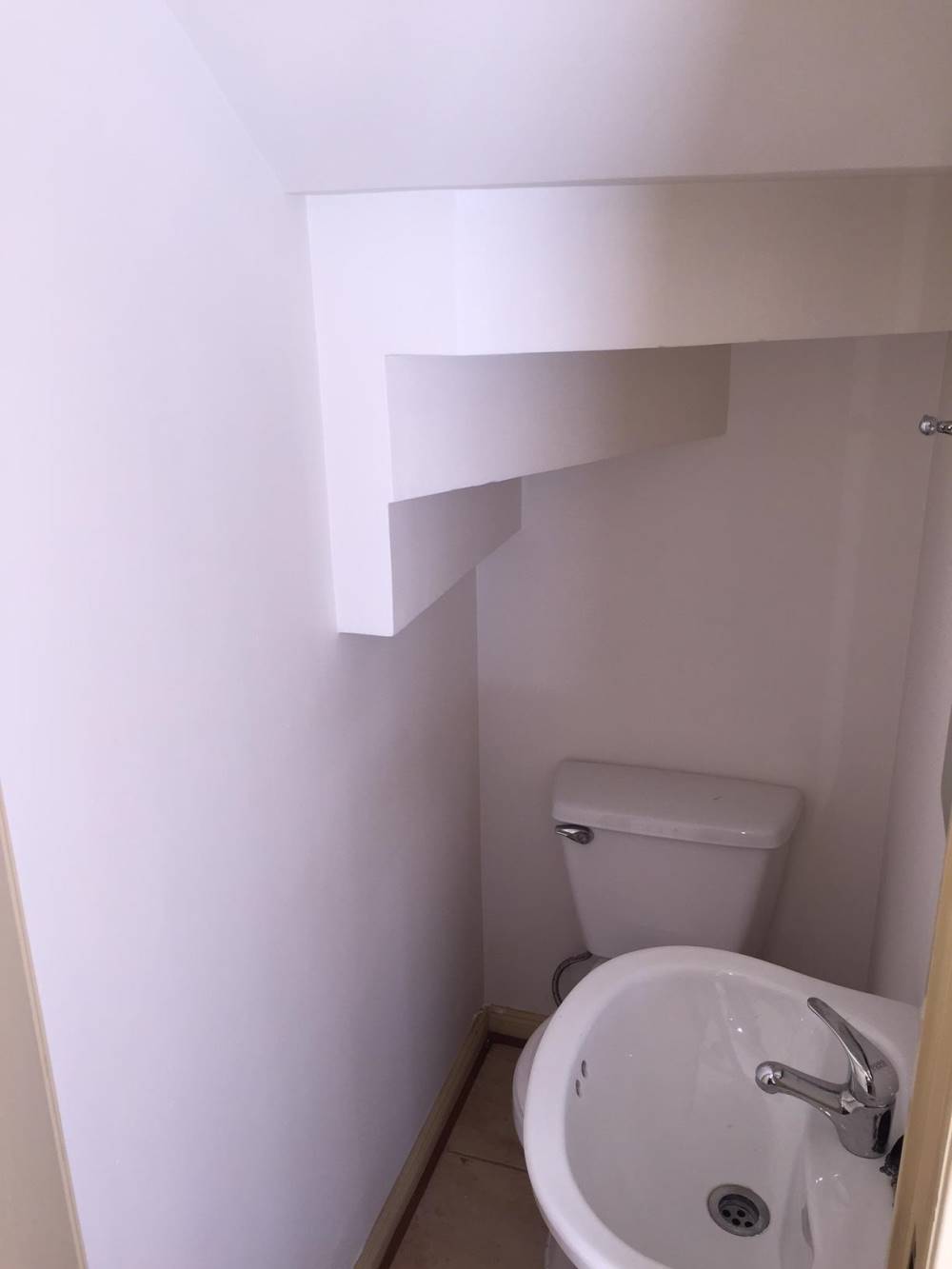 Baño de visitas con lavamanos e inodoro.