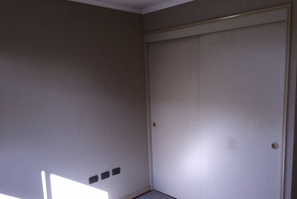 Clóset cerrado en habitación desocupada.