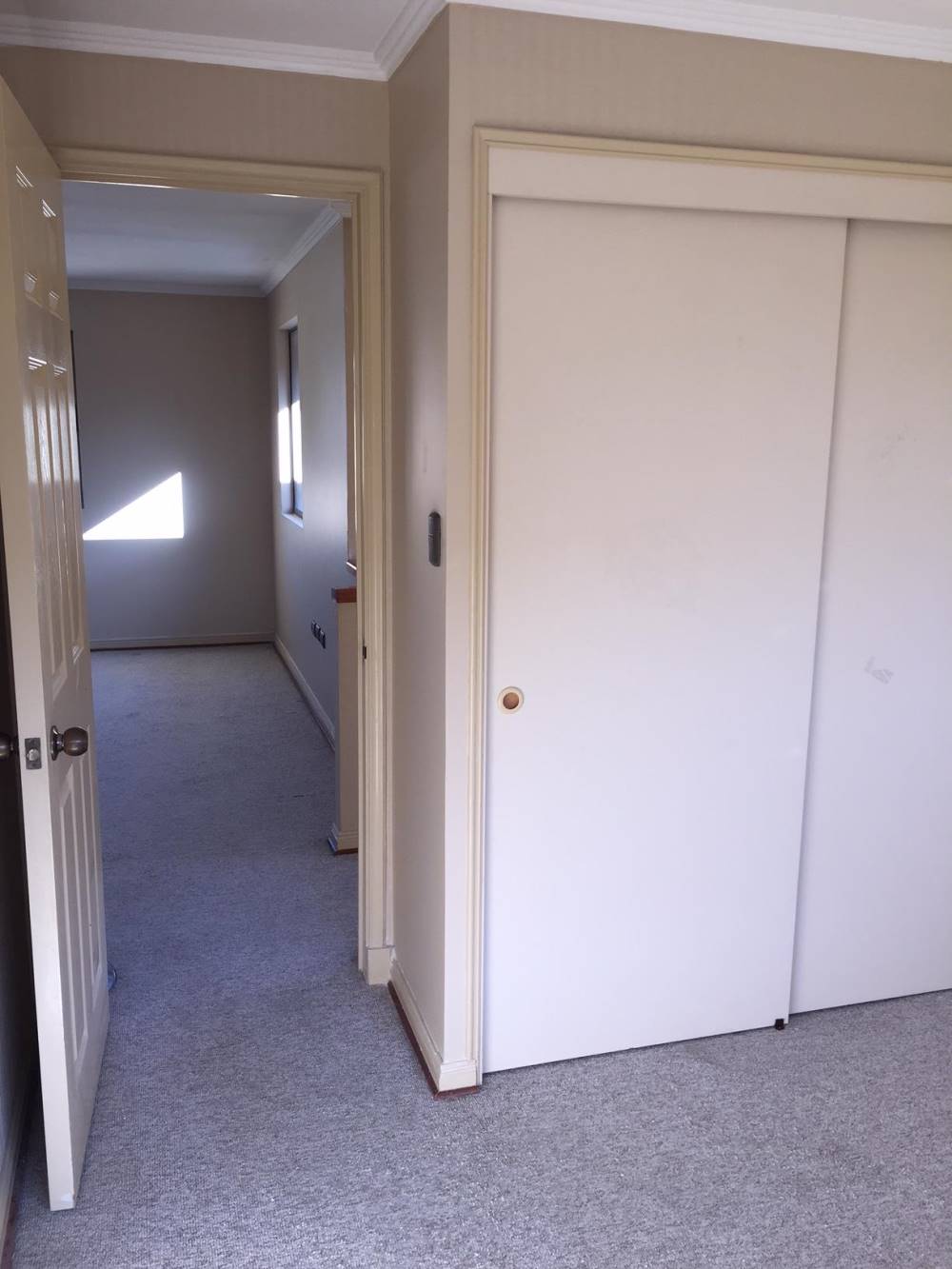 Habitación con puerta abierta y clóset integrado.