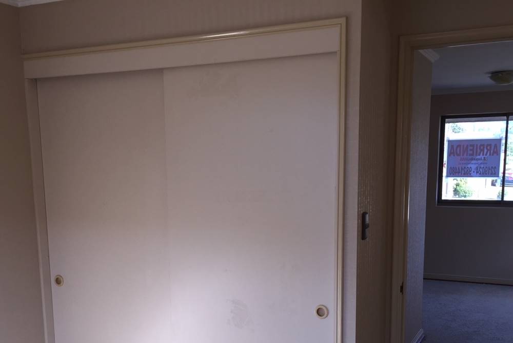 Detalle de clóset con puerta hacia dormitorio contiguo.