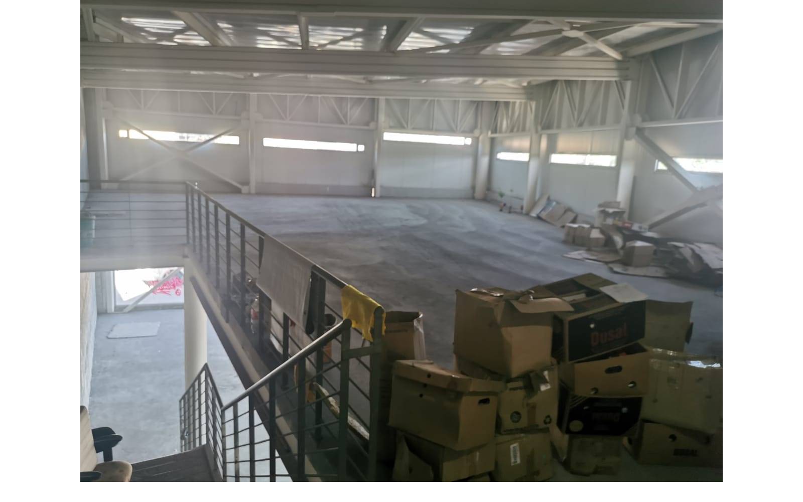 Vista superior de mezzanine y zona de almacenaje con cajas