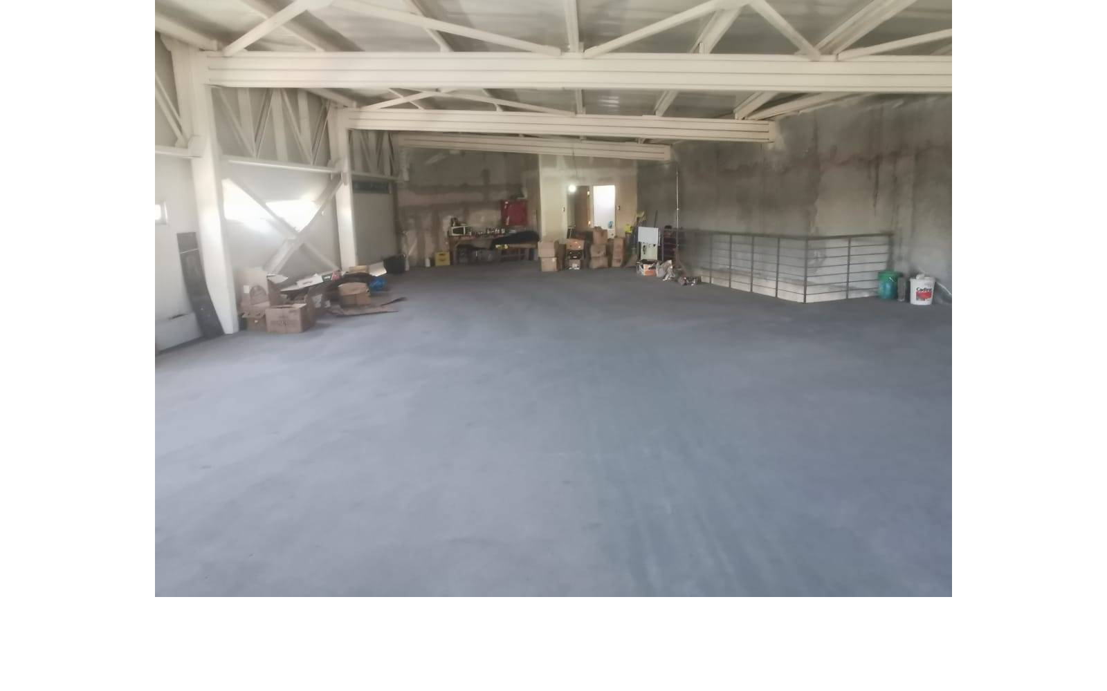 Amplia bodega en segundo piso con cerchas a la vista