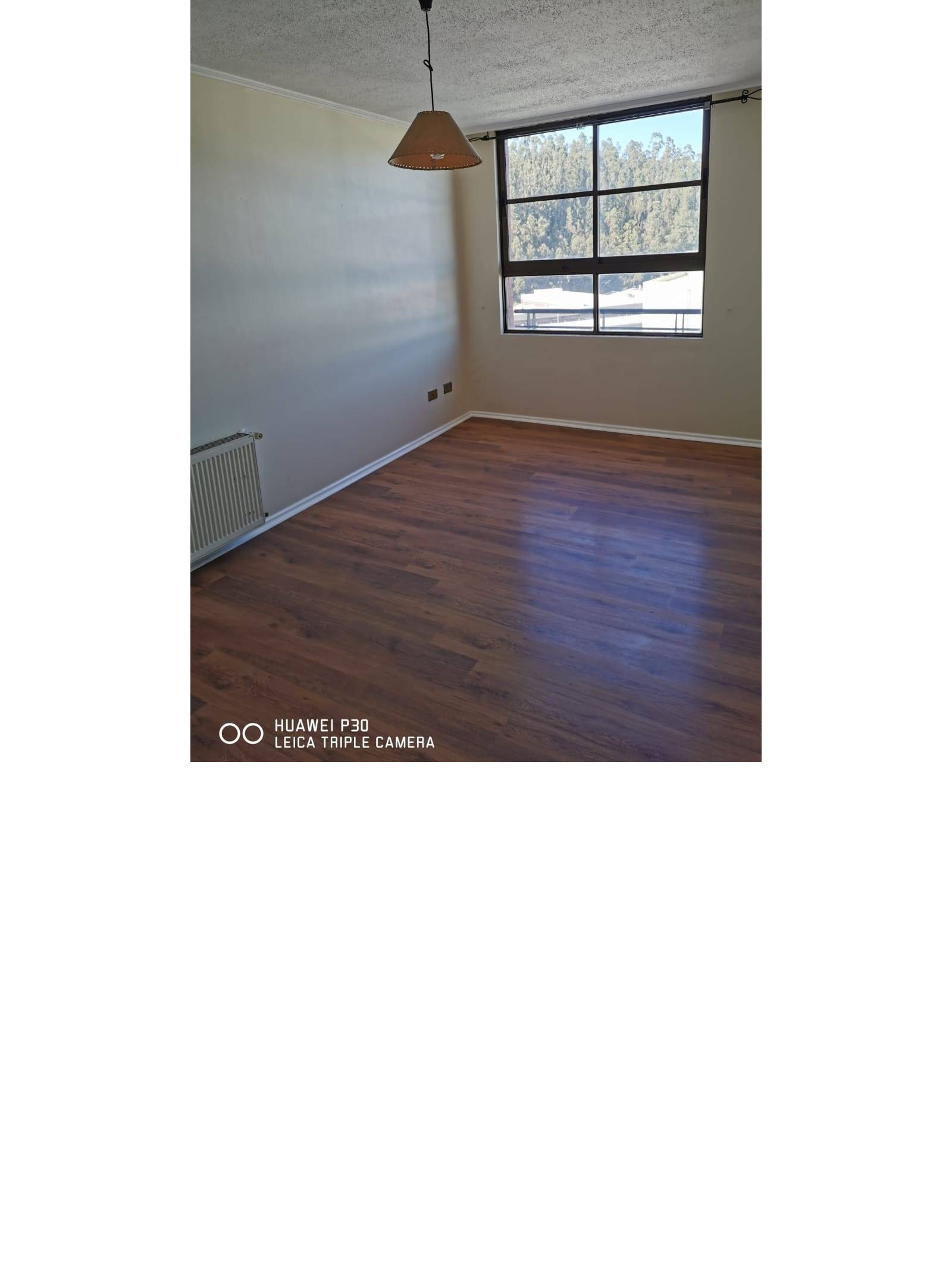 Dormitorio con piso flotante y ventanal con vista exterior