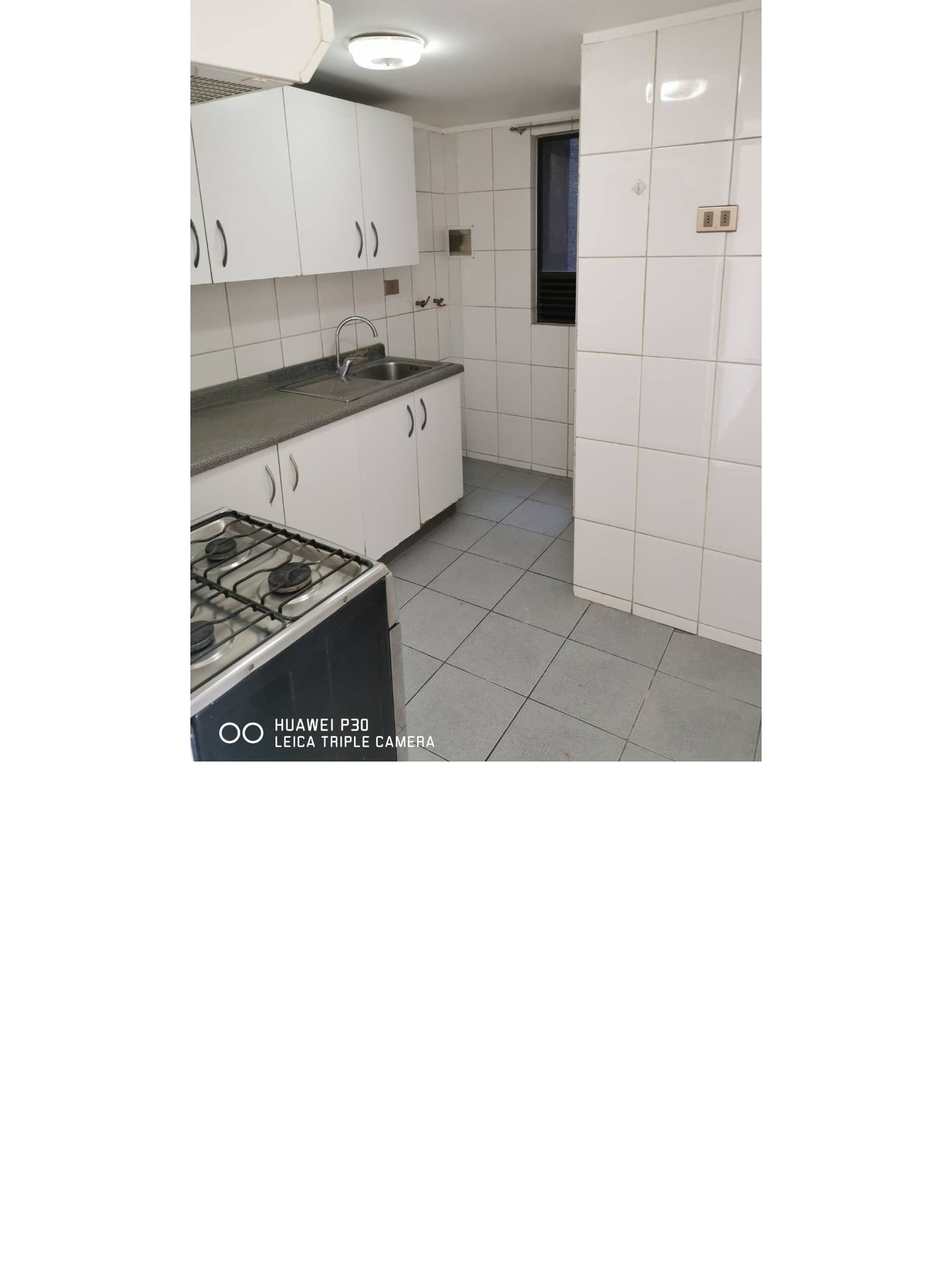 Cocina con muebles empotrados, encimera y muros cerámicos