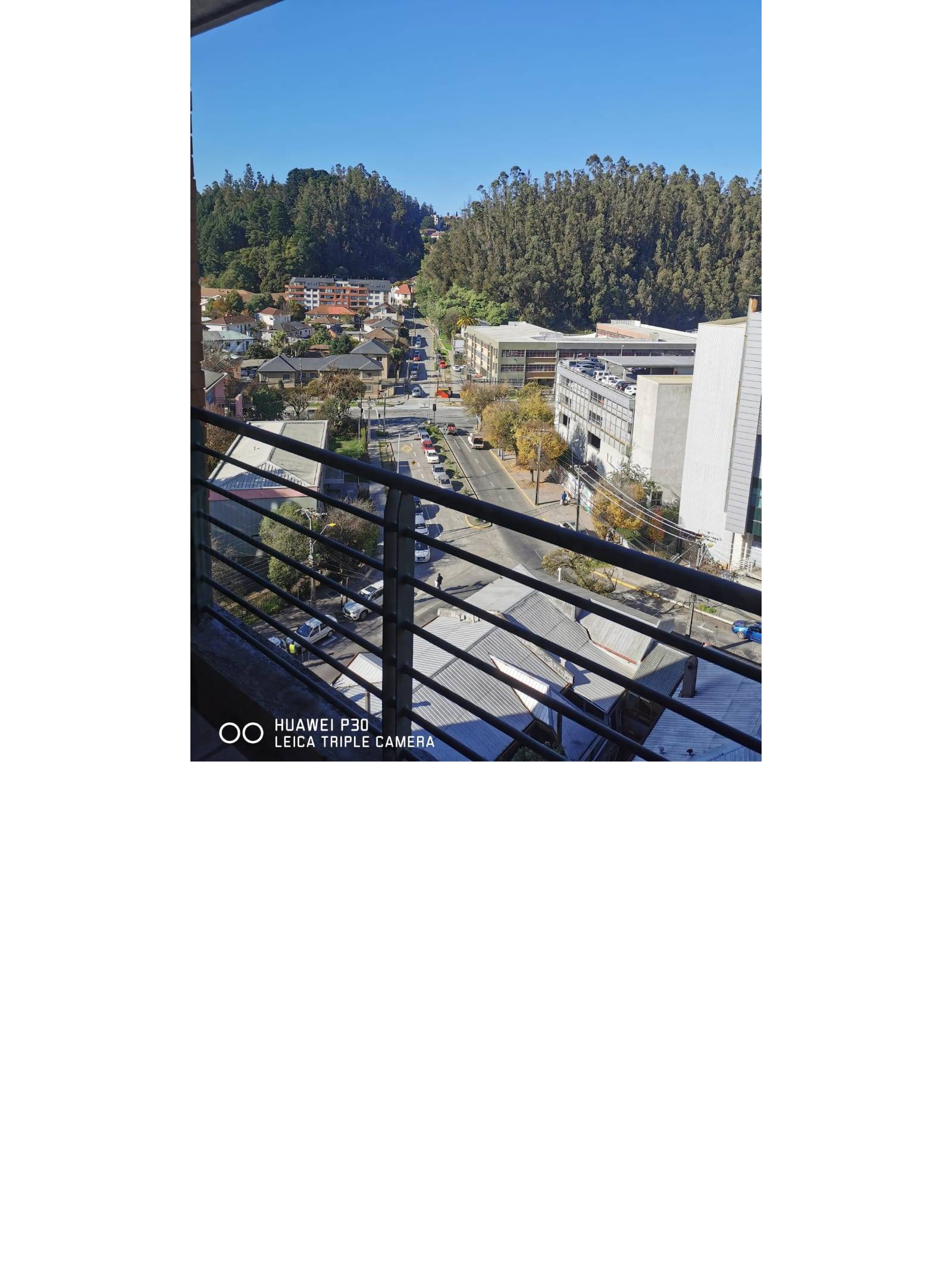 Vista panorámica a la ciudad y cerros desde el balcón