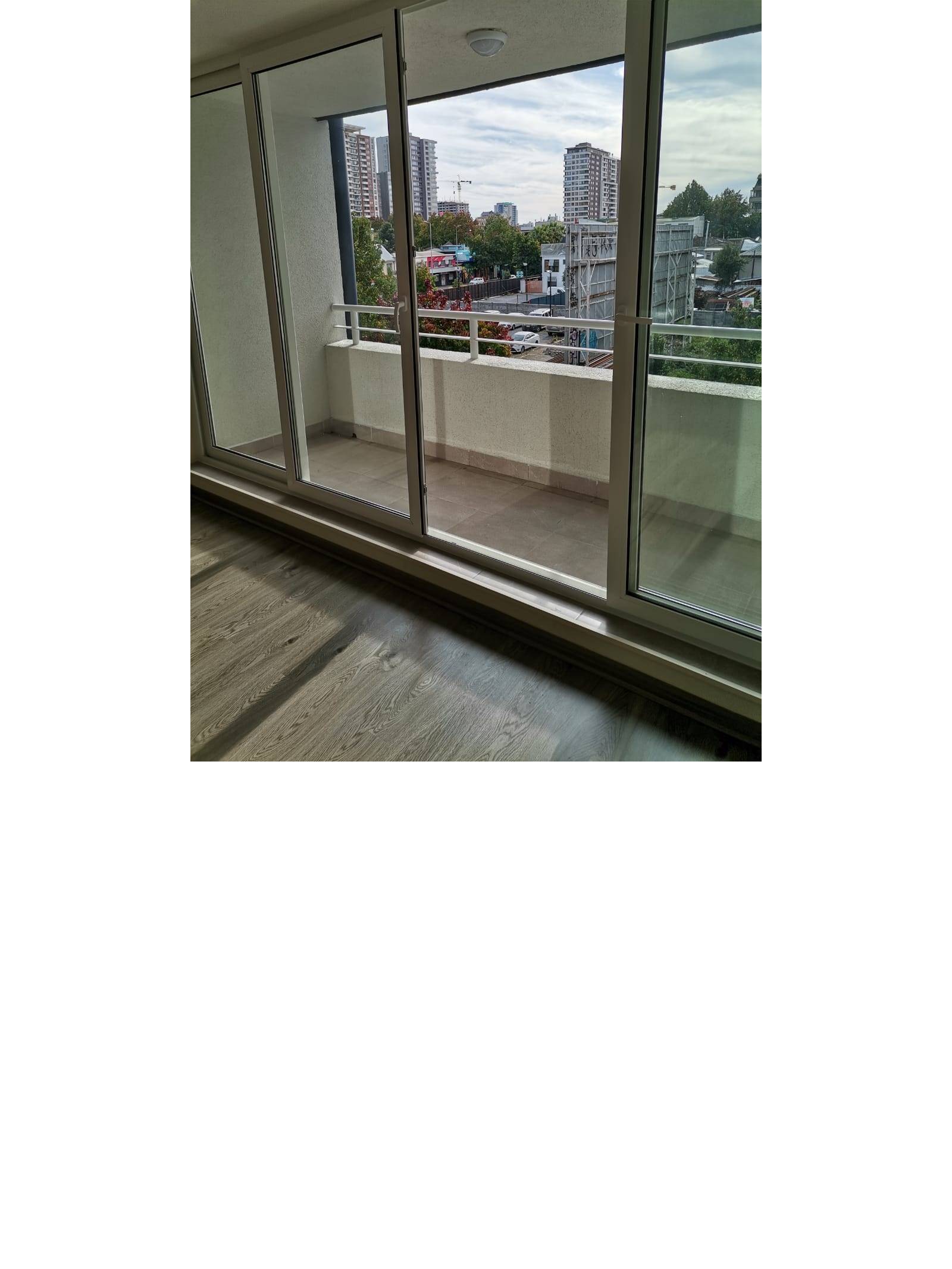 Ventanal de corredera con acceso a terraza y vista urbana.