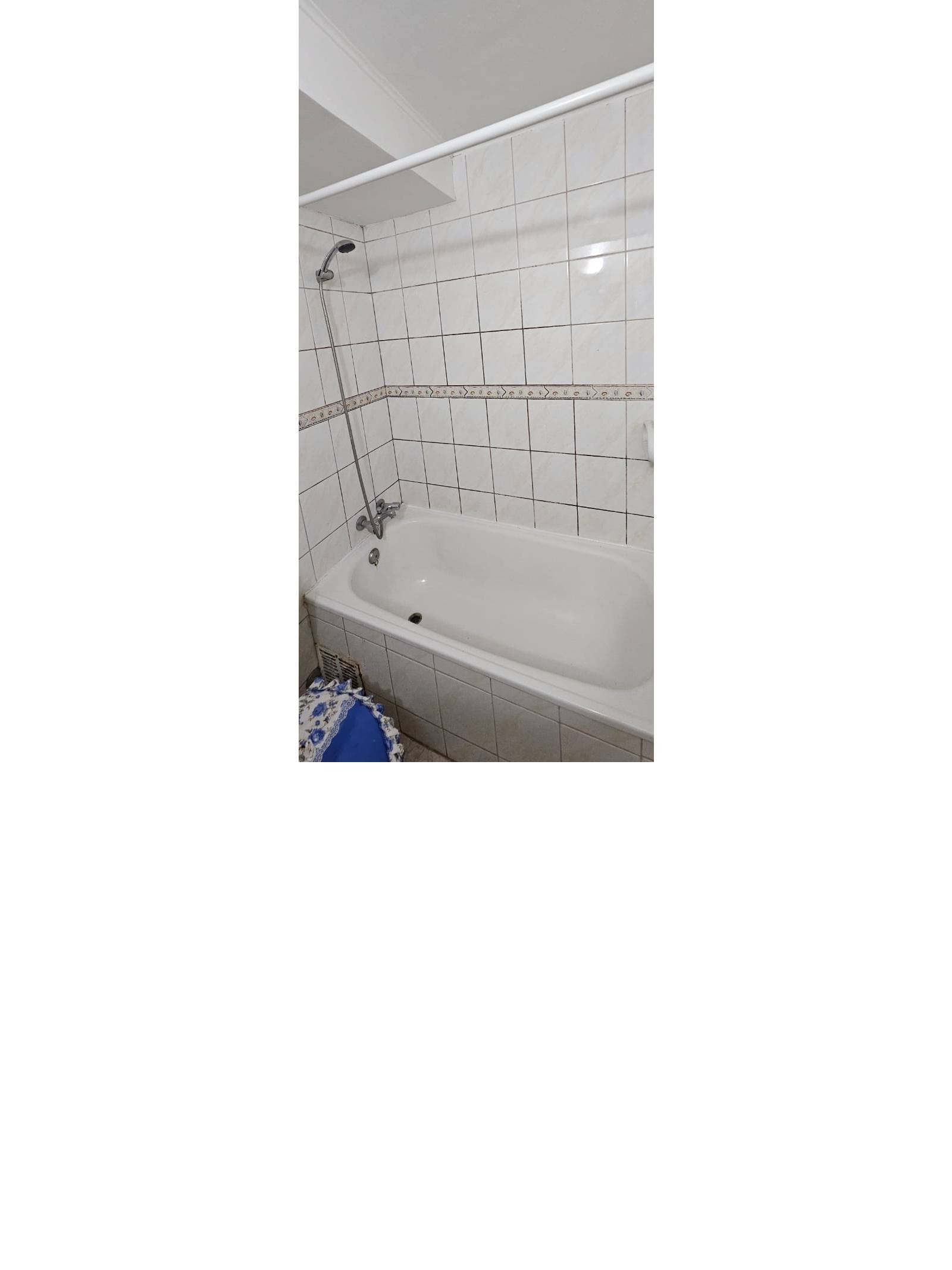 Tina de baño con muros revestidos en cerámica blanca
