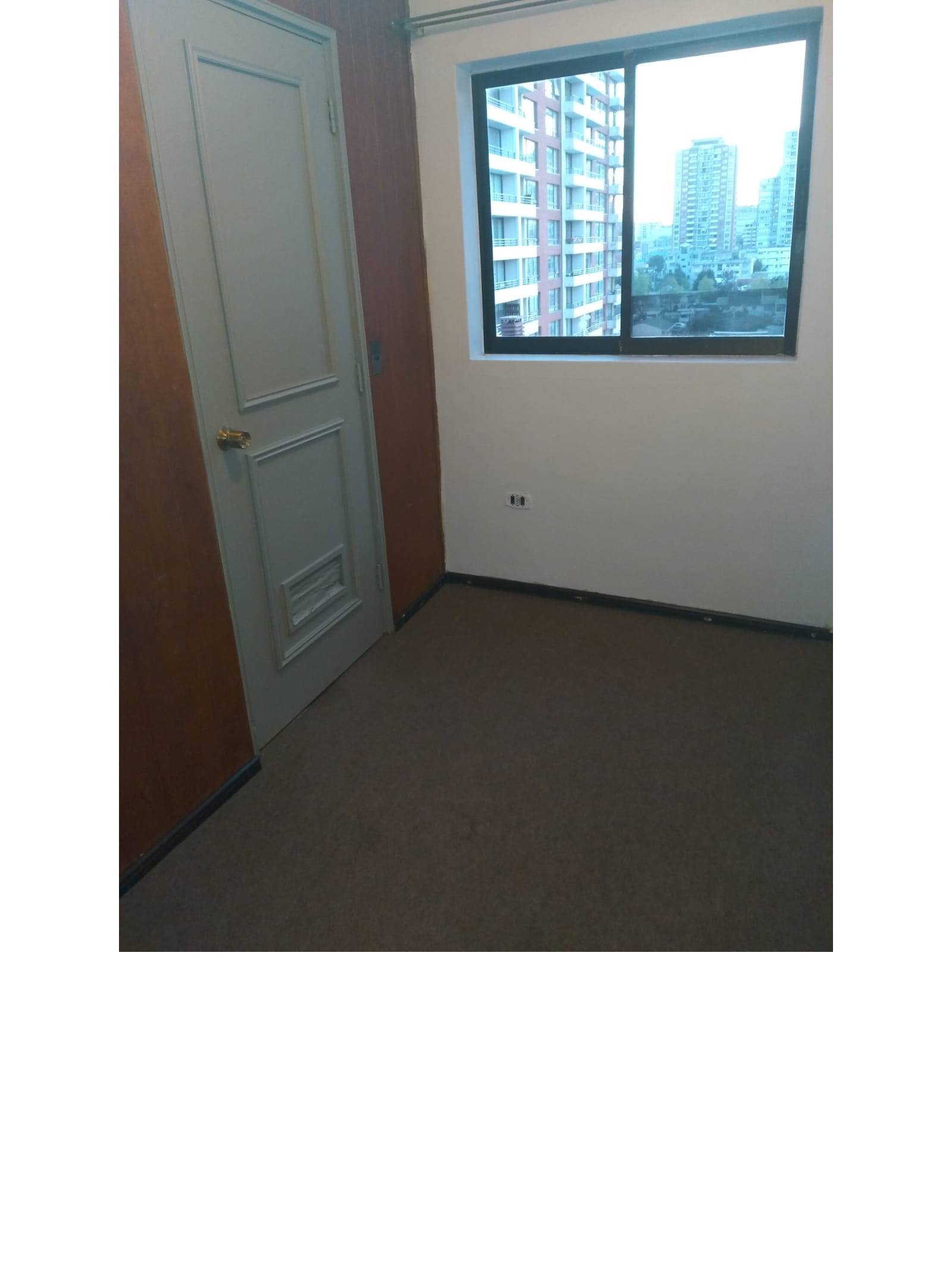 Dormitorio alfombrado con ventana y puerta de acceso
