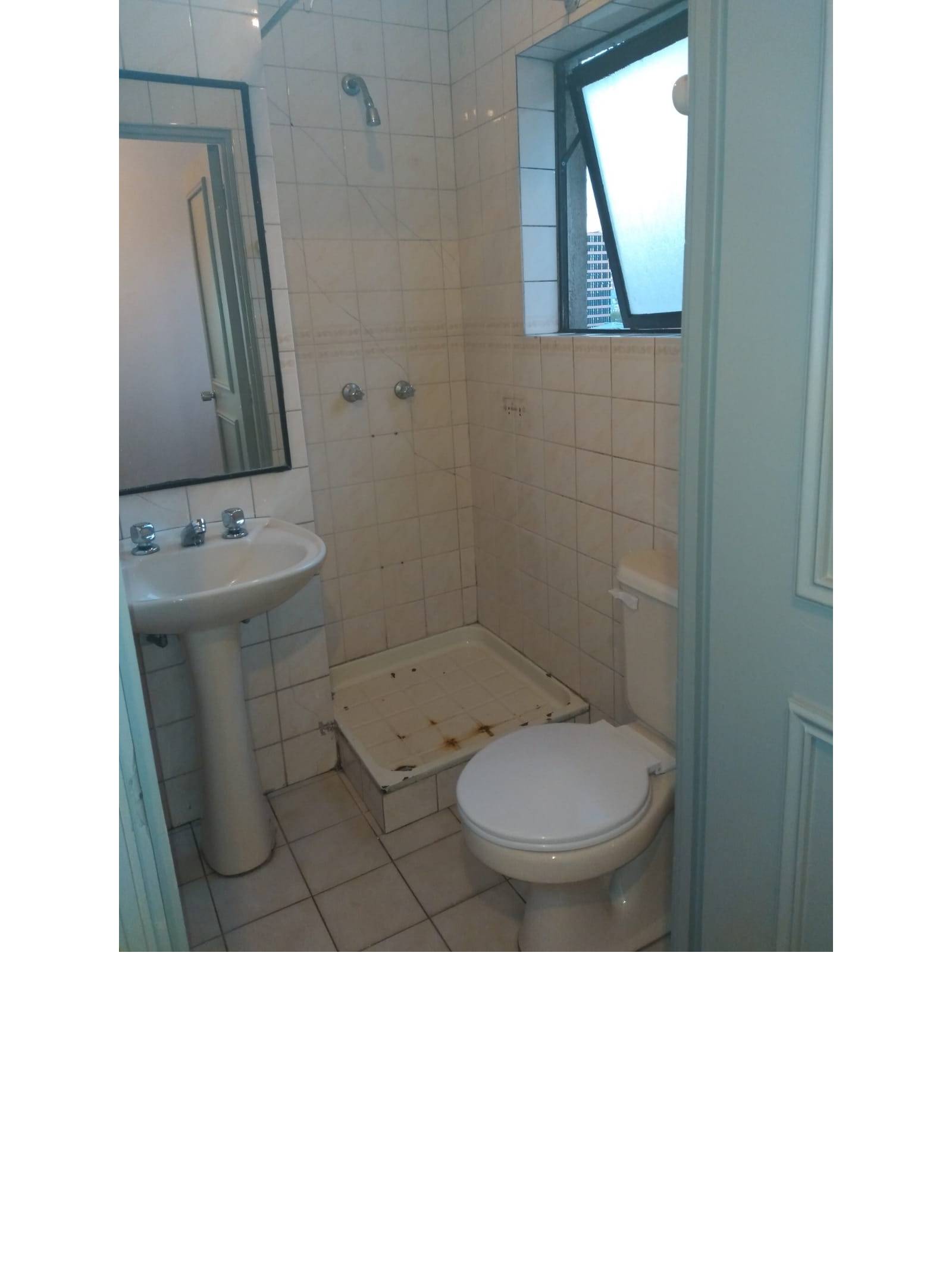 Baño secundario con receptáculo de ducha, inodoro y ventana