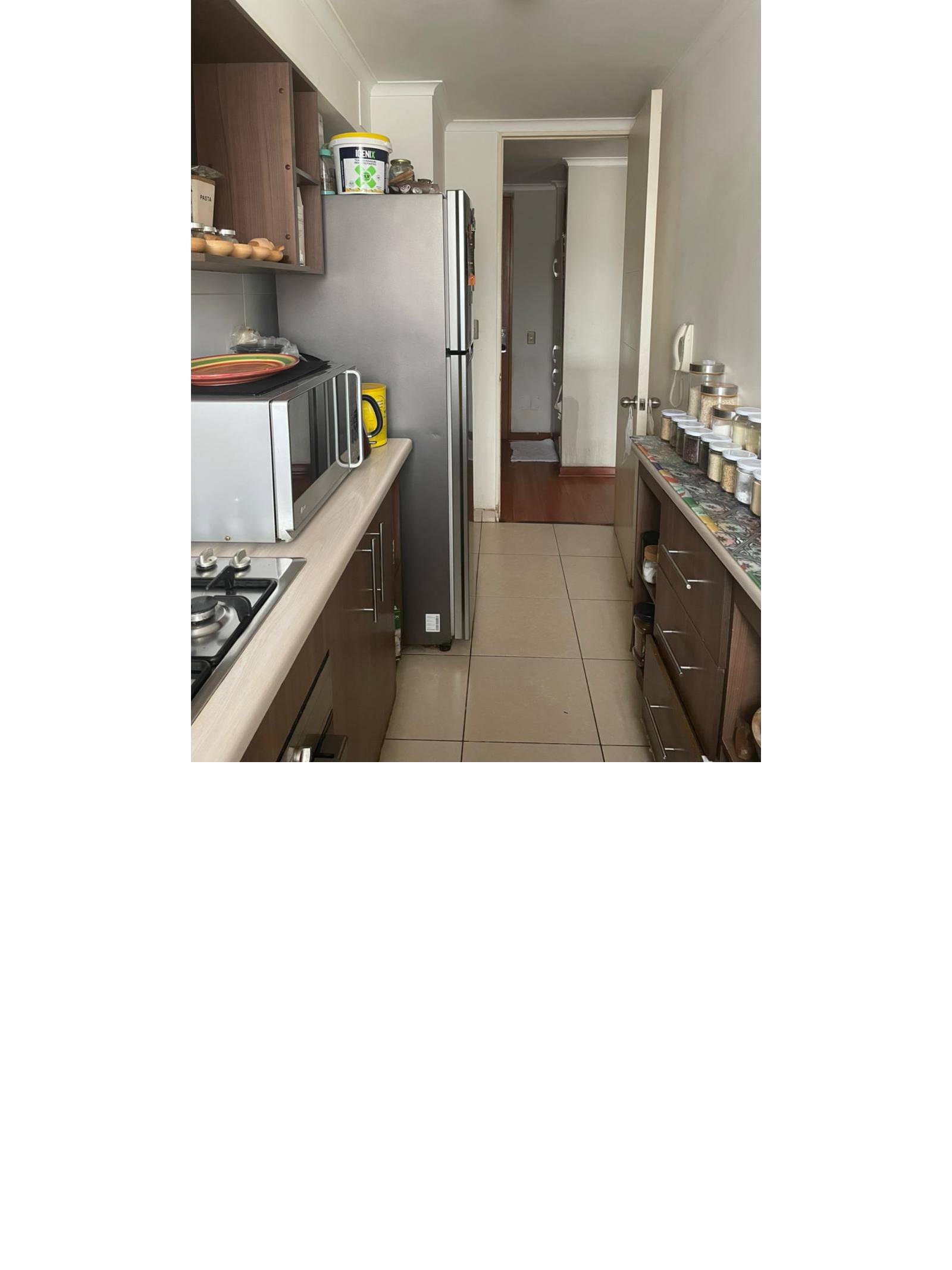 Mesón de cocina con encimera y microondas