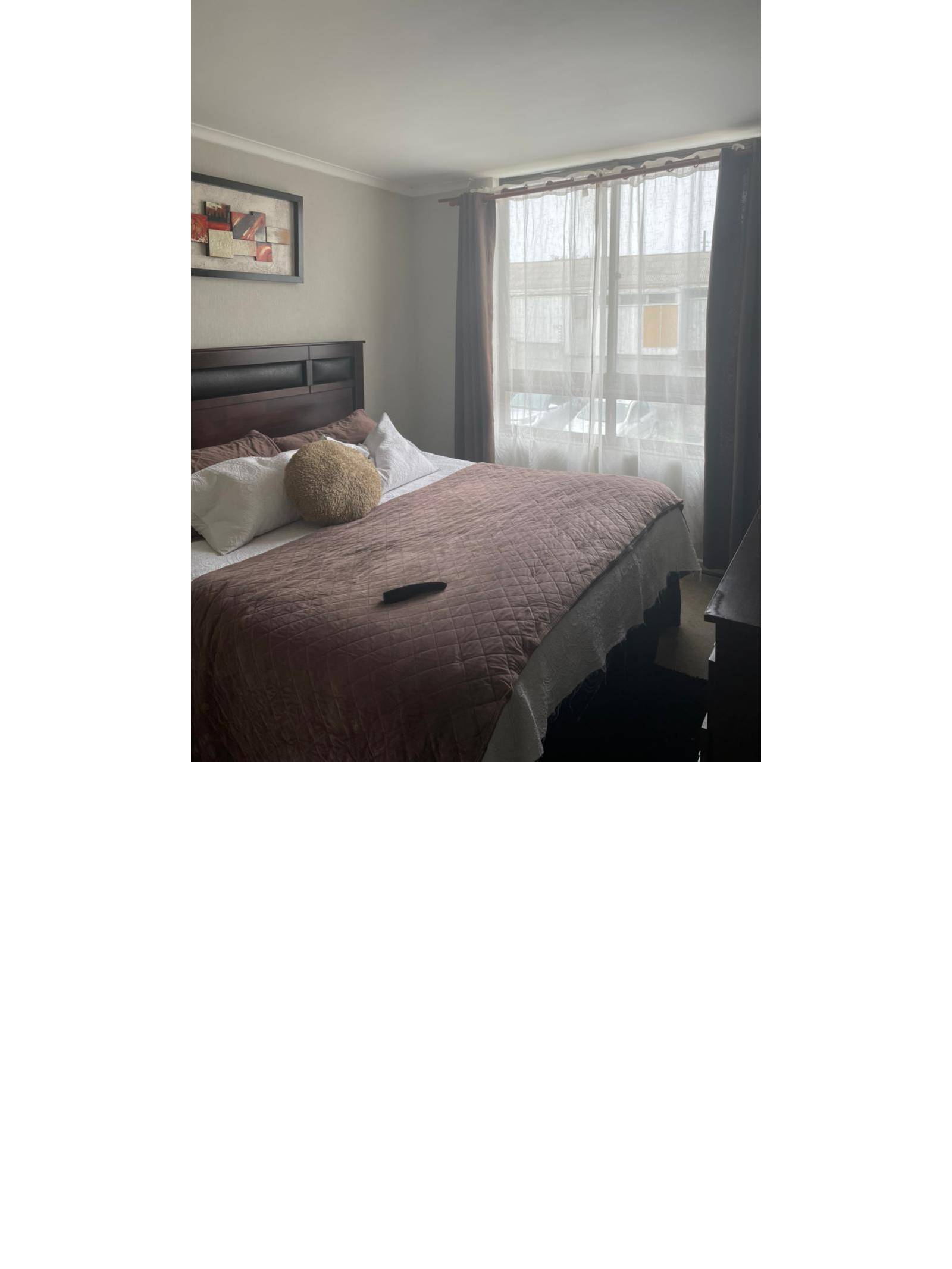 Dormitorio principal con cama matrimonial y amplio ventanal