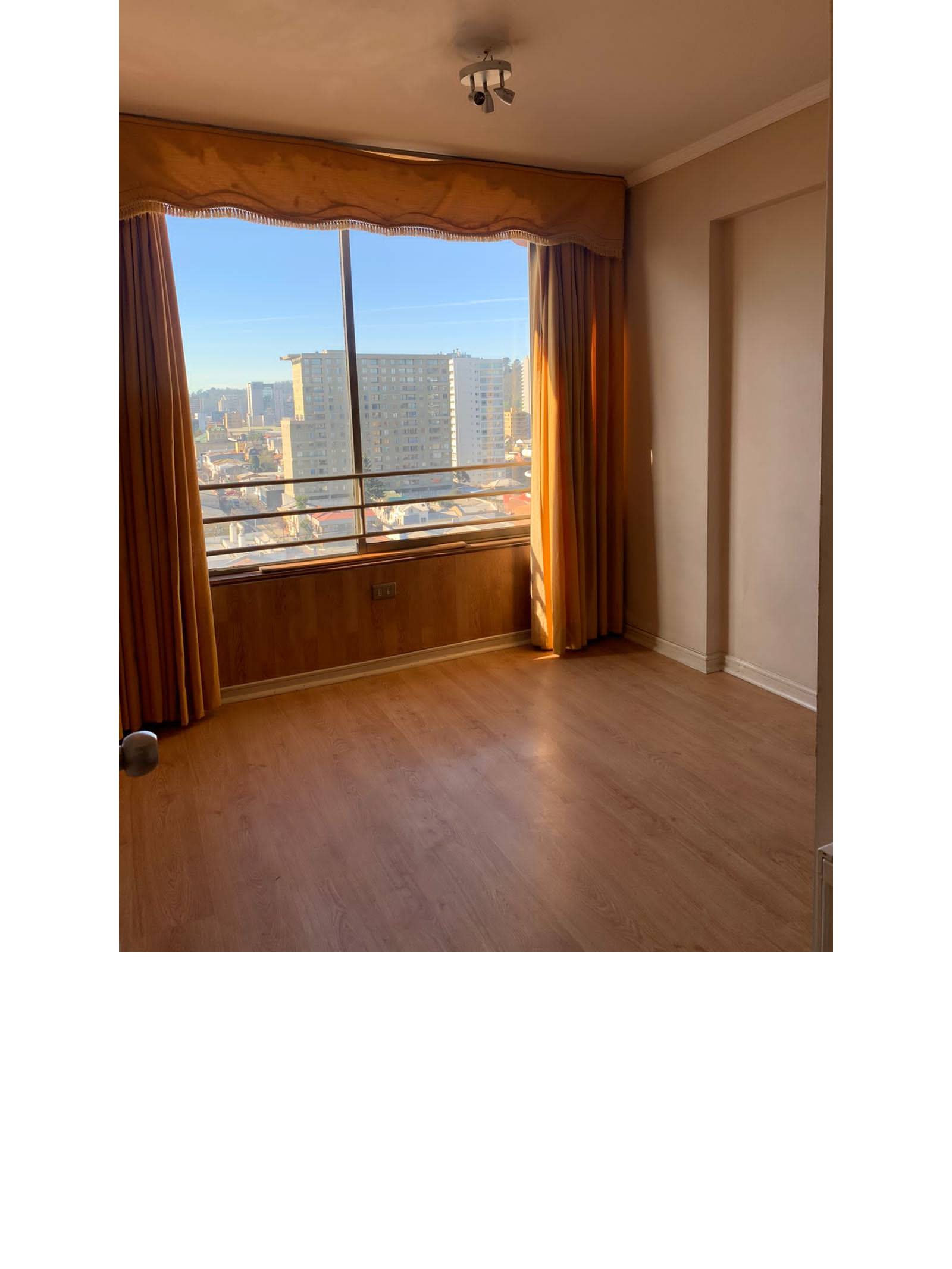 Segundo dormitorio con piso fotolaminado y vista a la ciudad