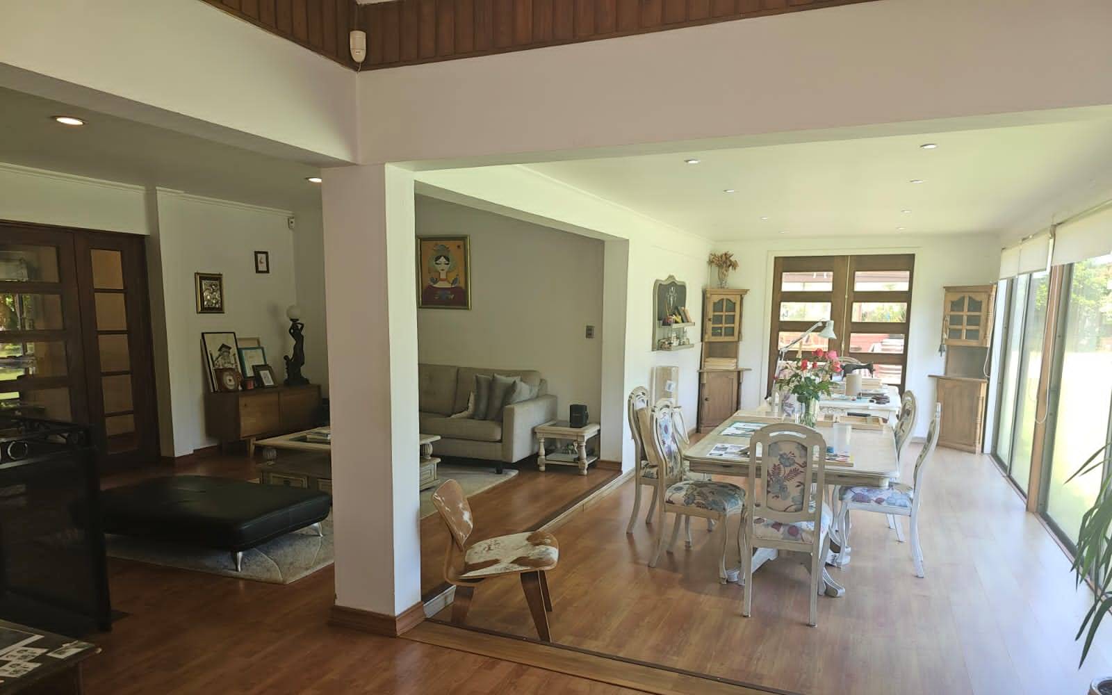 Amplio espacio integrado de living y comedor con ventanales.