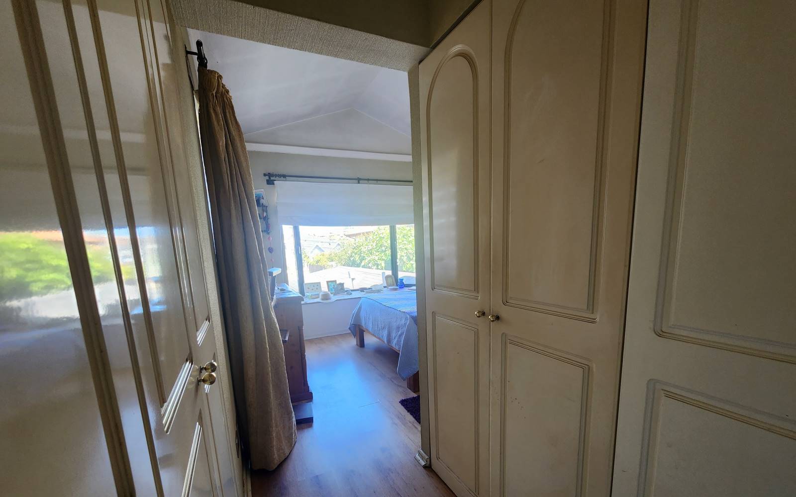 Acceso a dormitorio con closet empotrado de madera