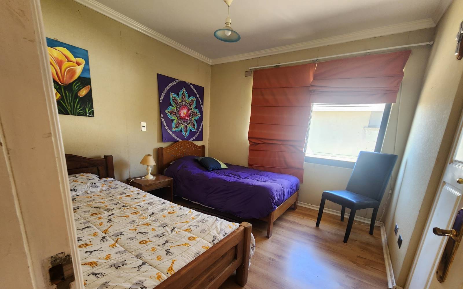 Dormitorio secundario con dos camas individuales y ventana