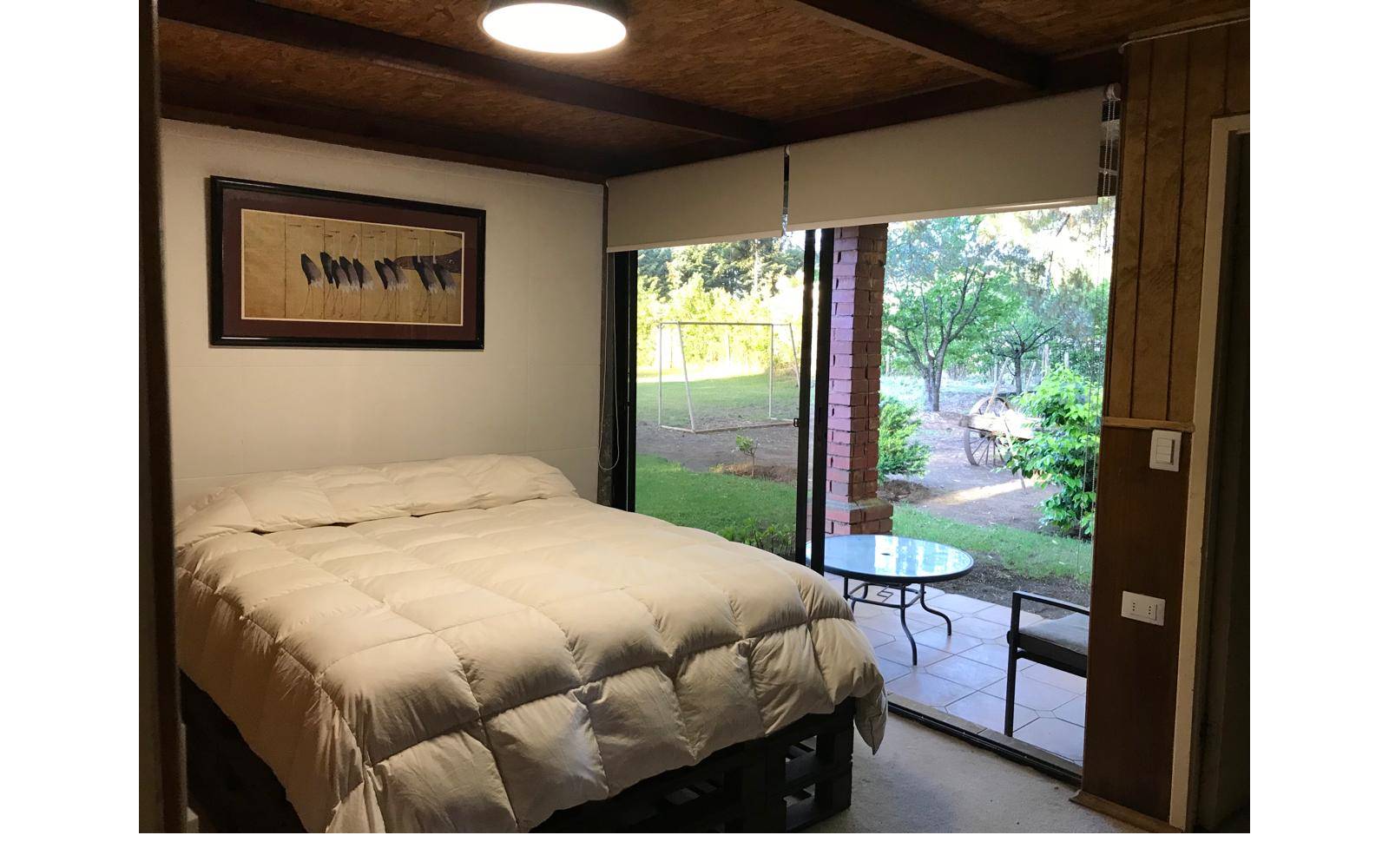 Dormitorio matrimonial con ventanal corredizo y salida a terraza.