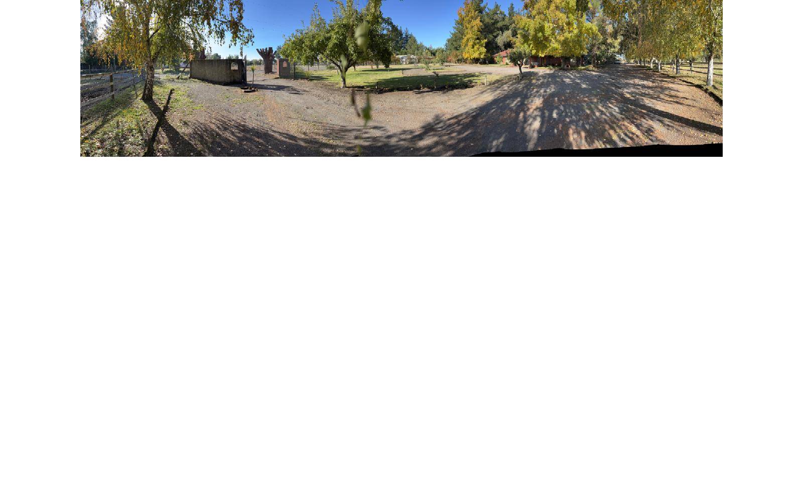 Panorámica distorsionada del camino de acceso y áreas verdes.