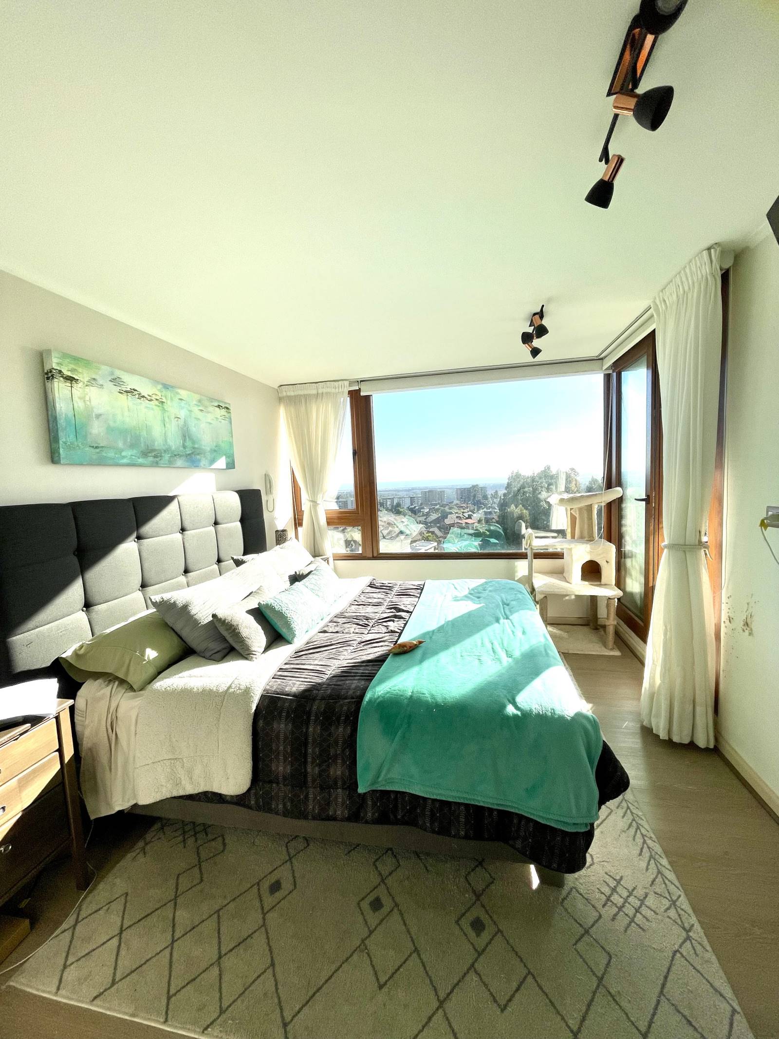 Dormitorio principal luminoso con amplio ventanal panorámico