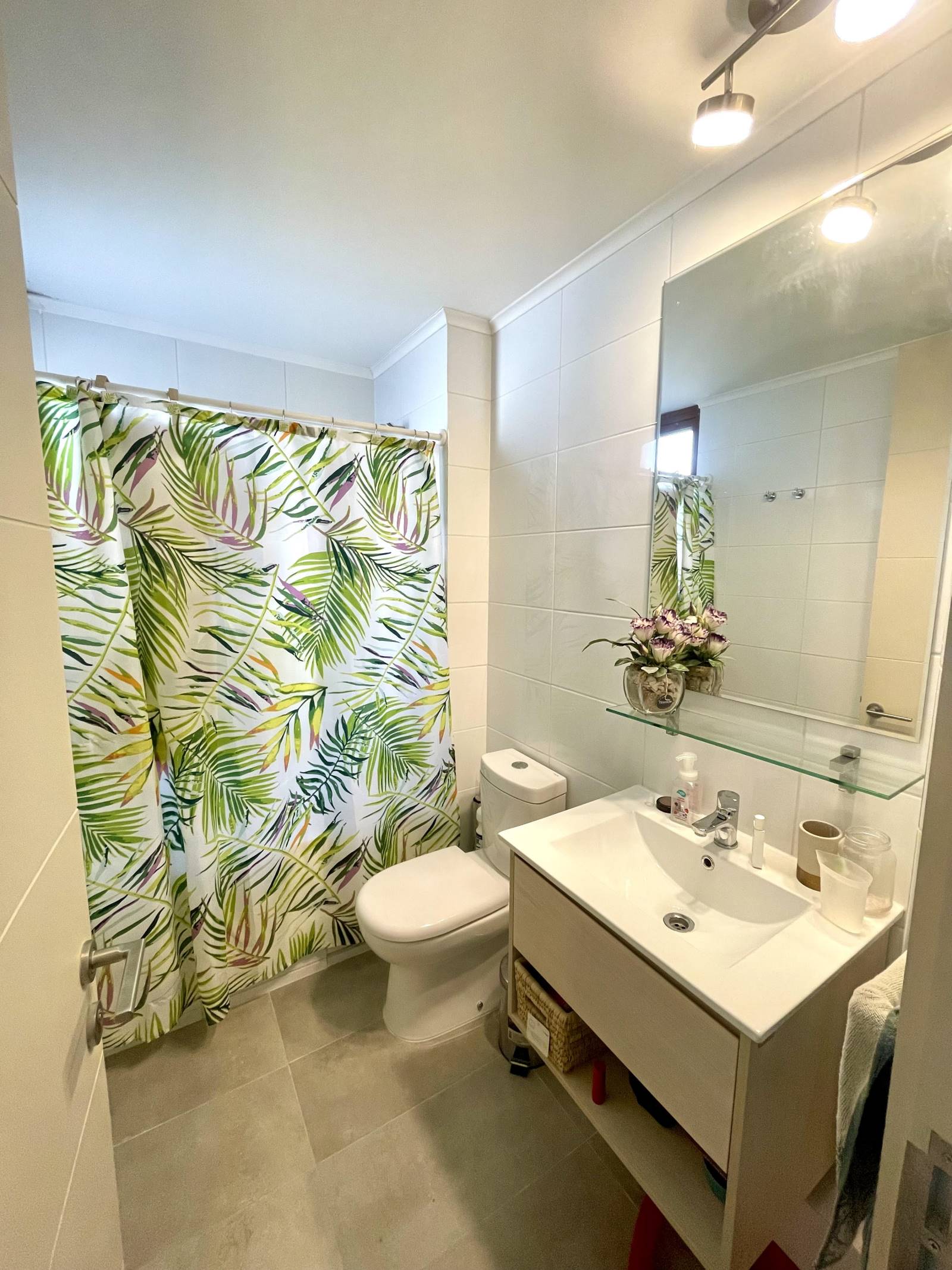 Baño con vanitorio moderno, espejo y tina