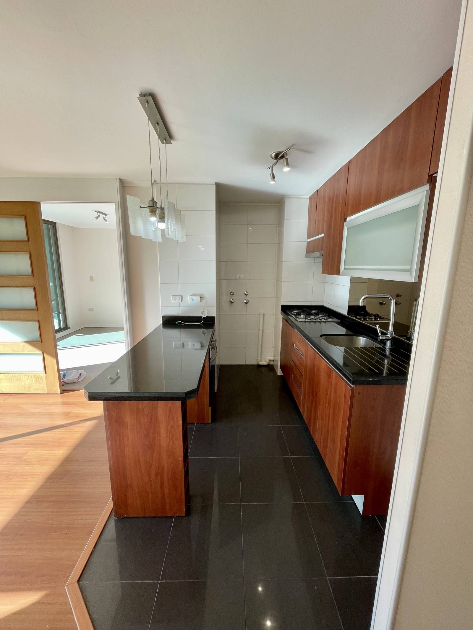 Cocina americana equipada con muebles de madera y encimera