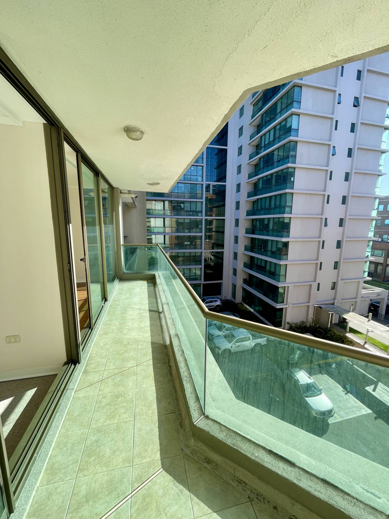 Balcón amplio con vista despejada a edificios circundantes