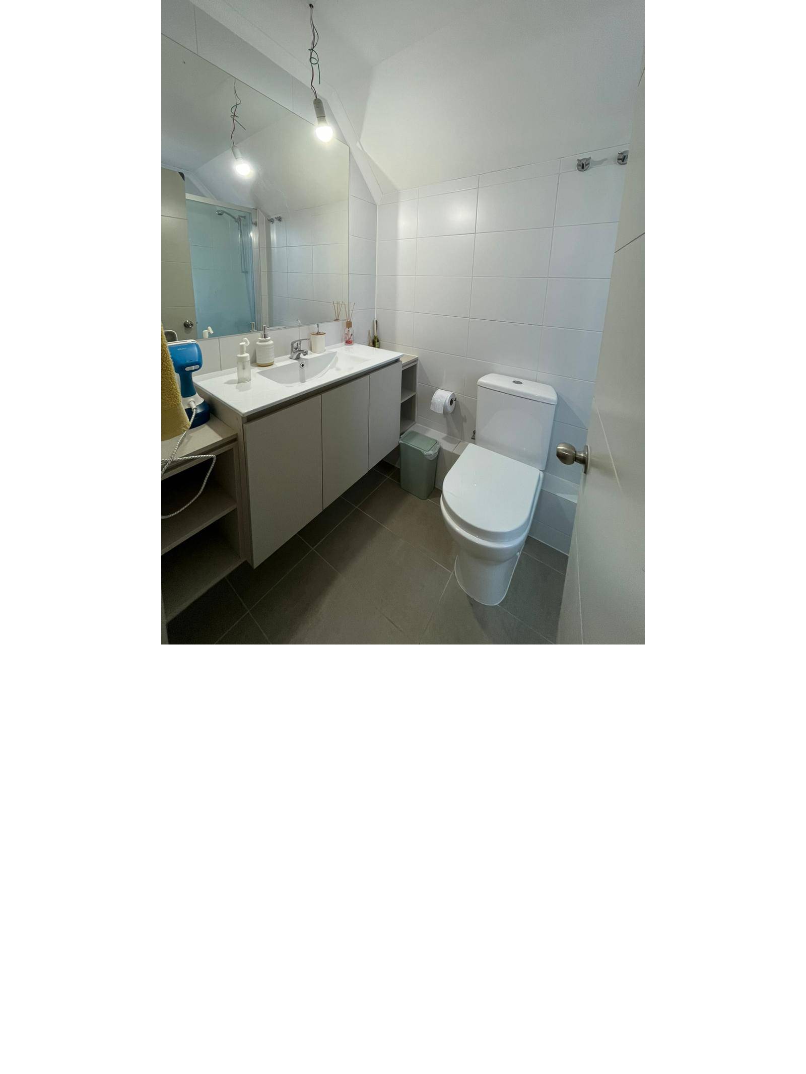 Baño principal con vanitorio amplio y espejo grande
