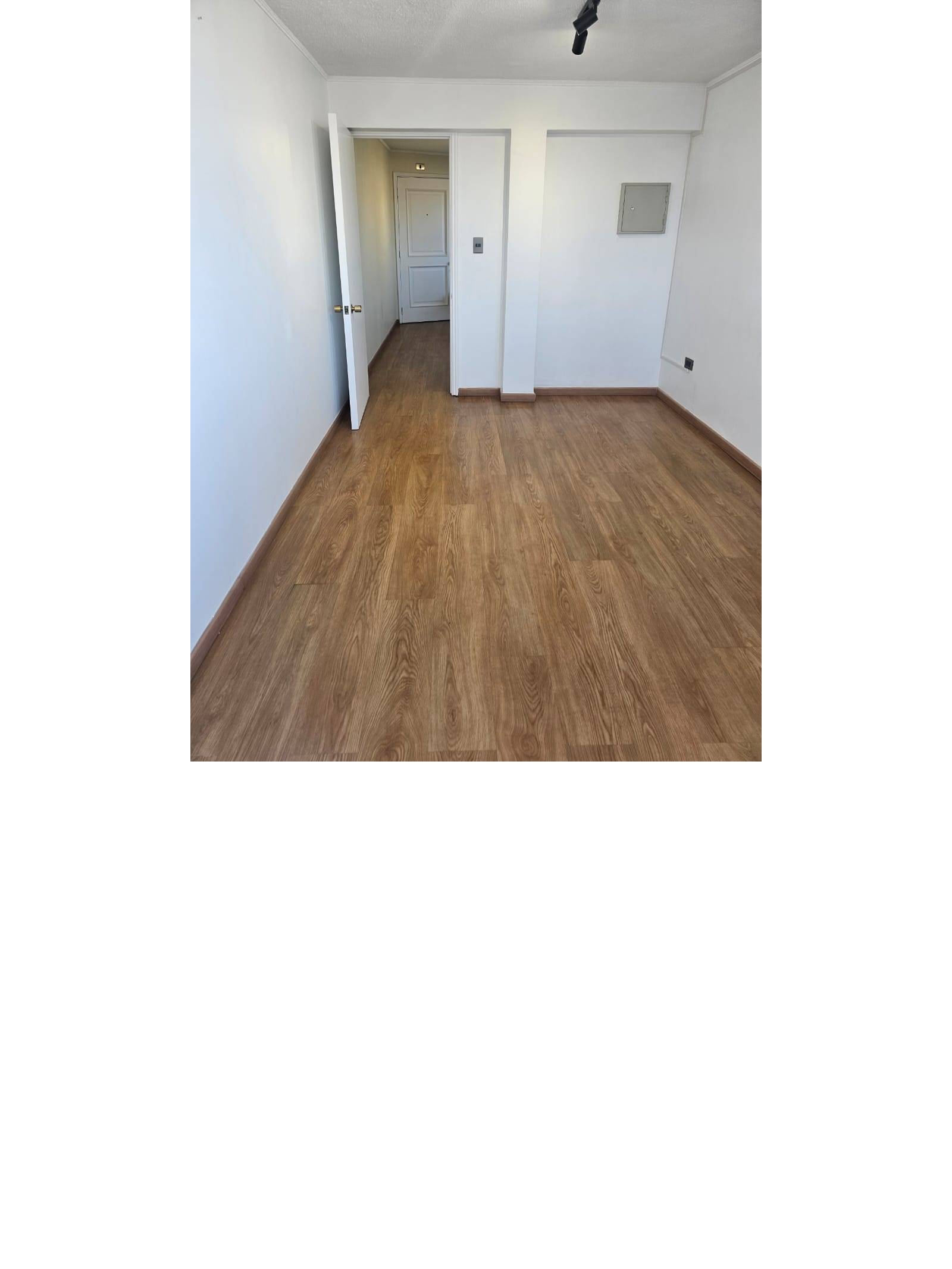 Espacio interior vacío con piso flotante