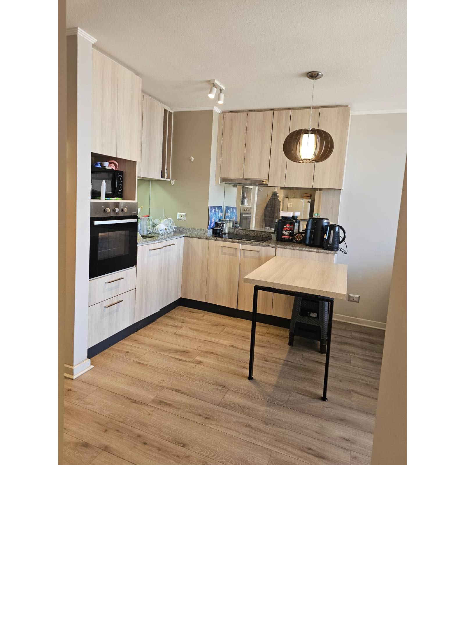 Cocina equipada con encimera, horno y comedor de diario