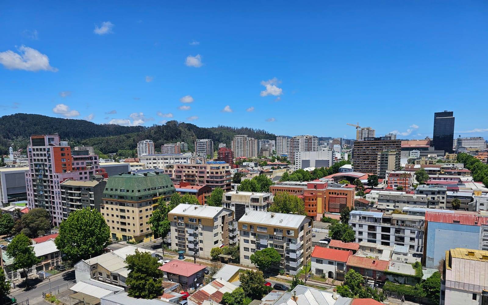 Vista panorámica de la ciudad y cerros bajo cielo despejado
