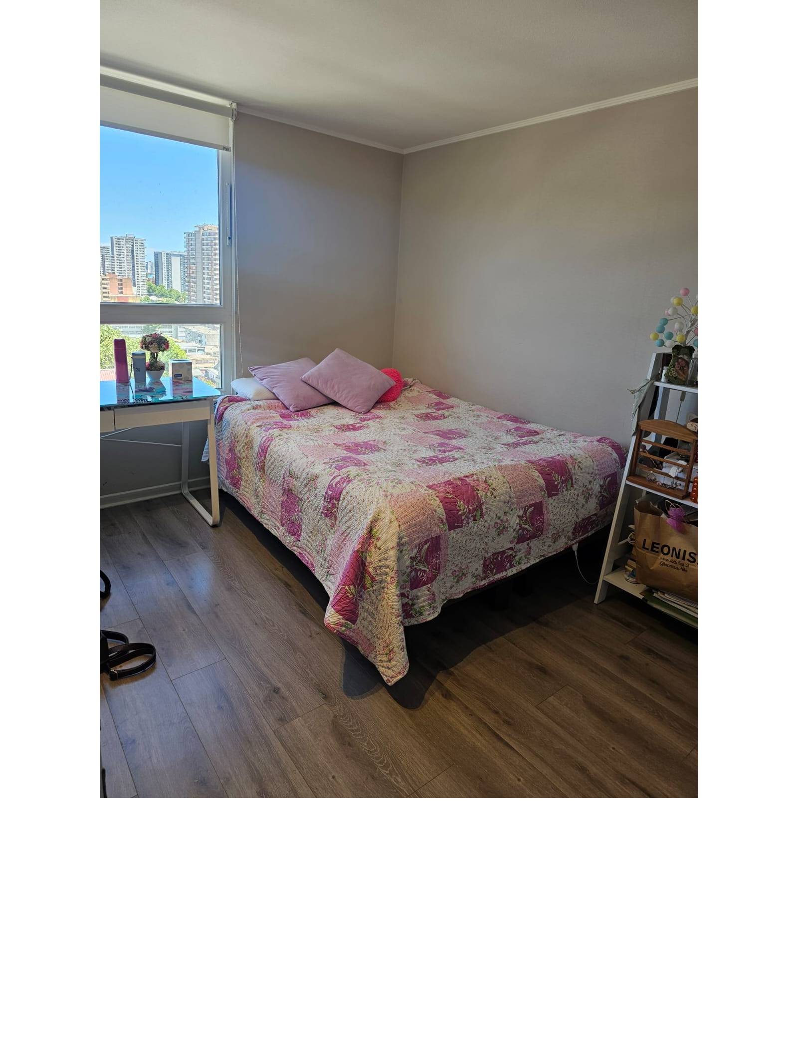 Dormitorio con cama de dos plazas y ventana al exterior