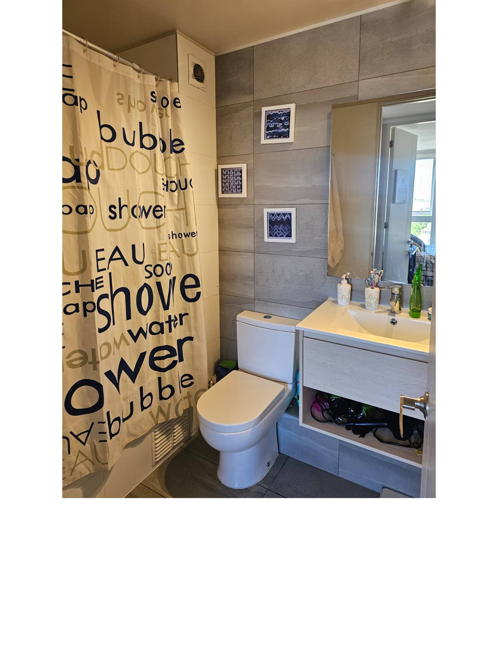 Baño completo con vanitorio, inodoro y tina con cortina