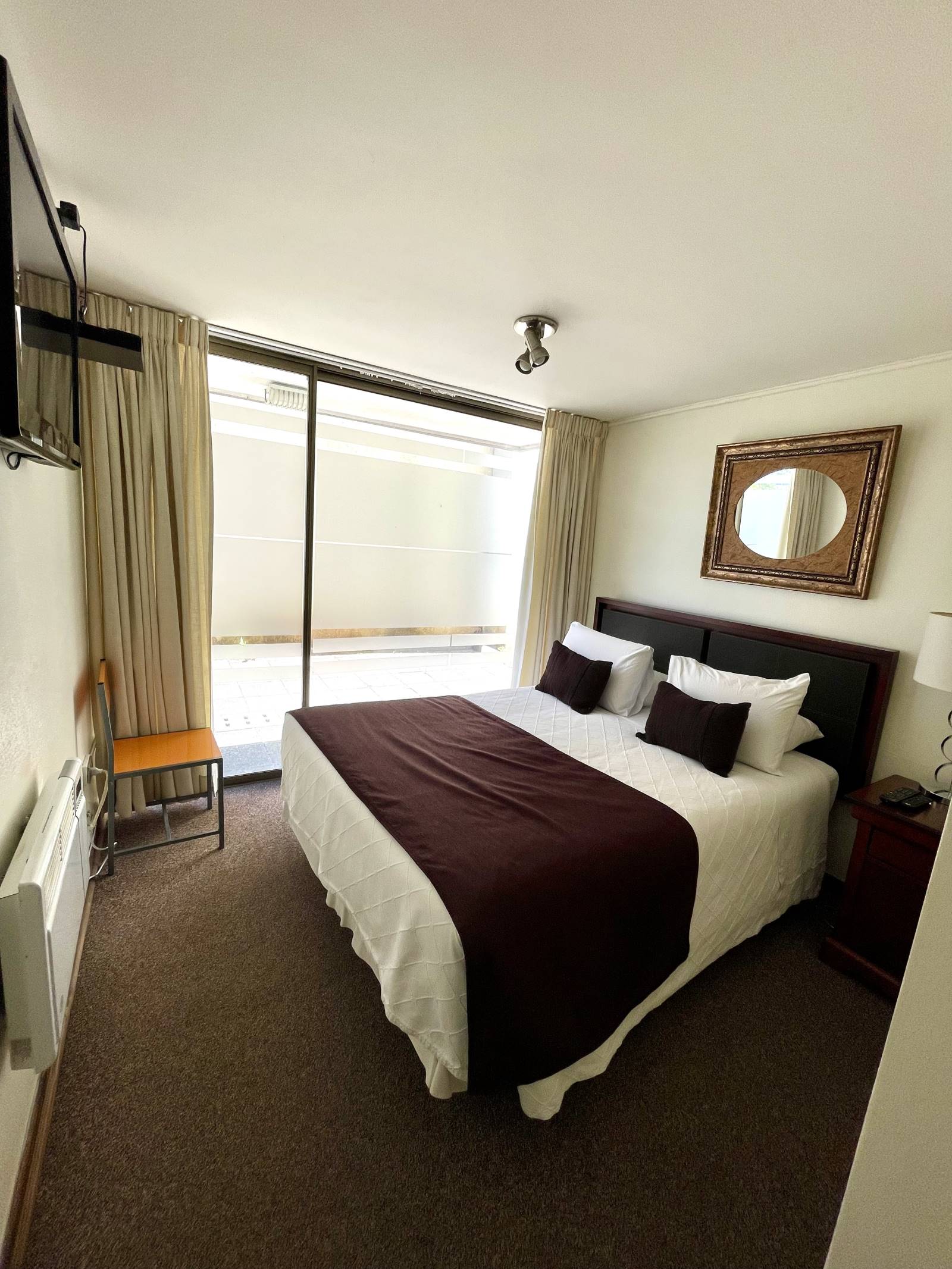 Dormitorio principal con cama matrimonial y acceso a terraza