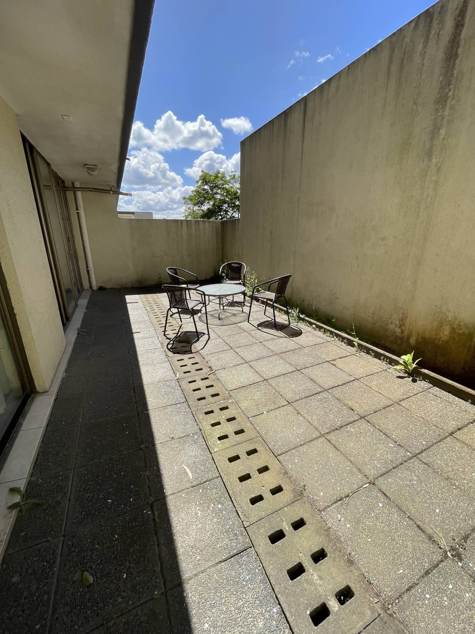 Patio y terraza privada con juego de mesa exterior