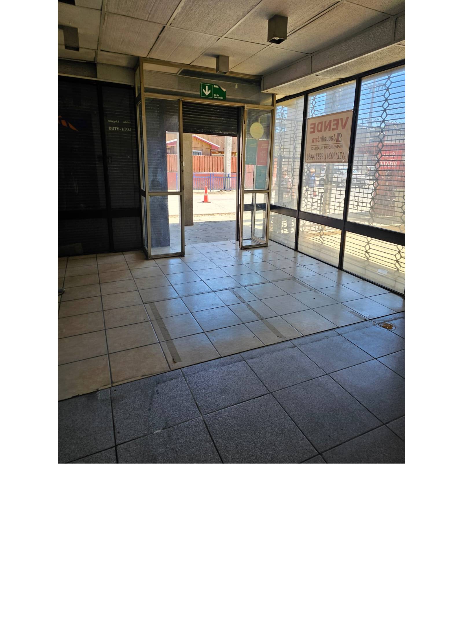 Planta libre de local comercial con ventanales a la calle
