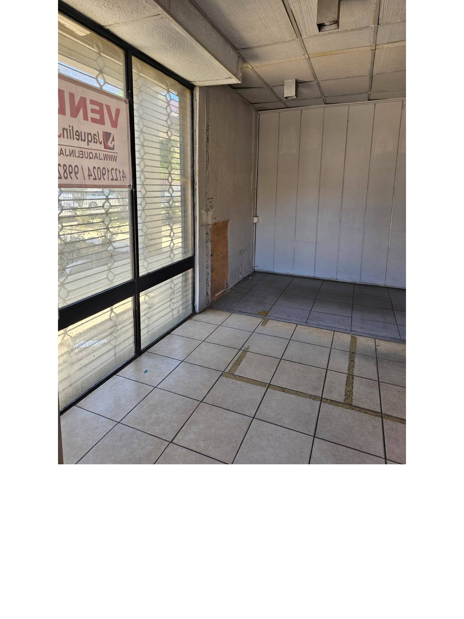Espacio interior amplio con mampara divisoria y piso cerámico