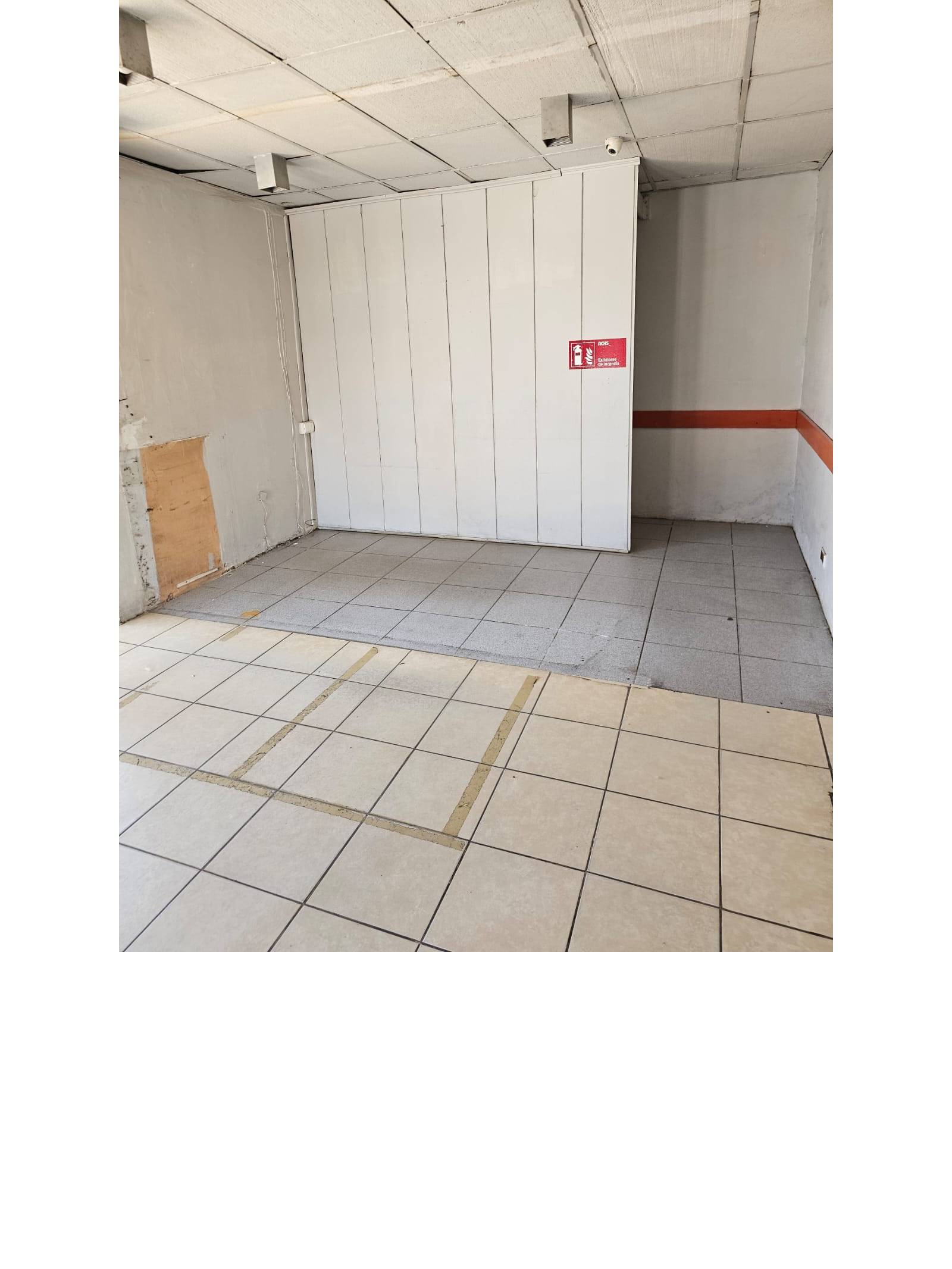 Fondo del local comercial con tabiquería blanca
