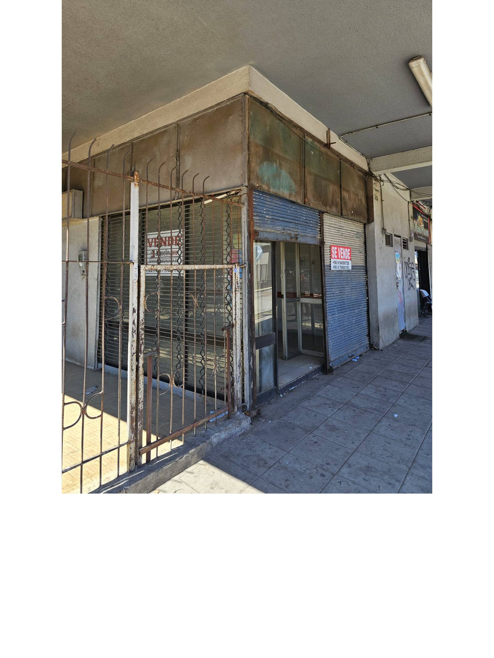 Acceso a local comercial en esquina con rejas protectoras
