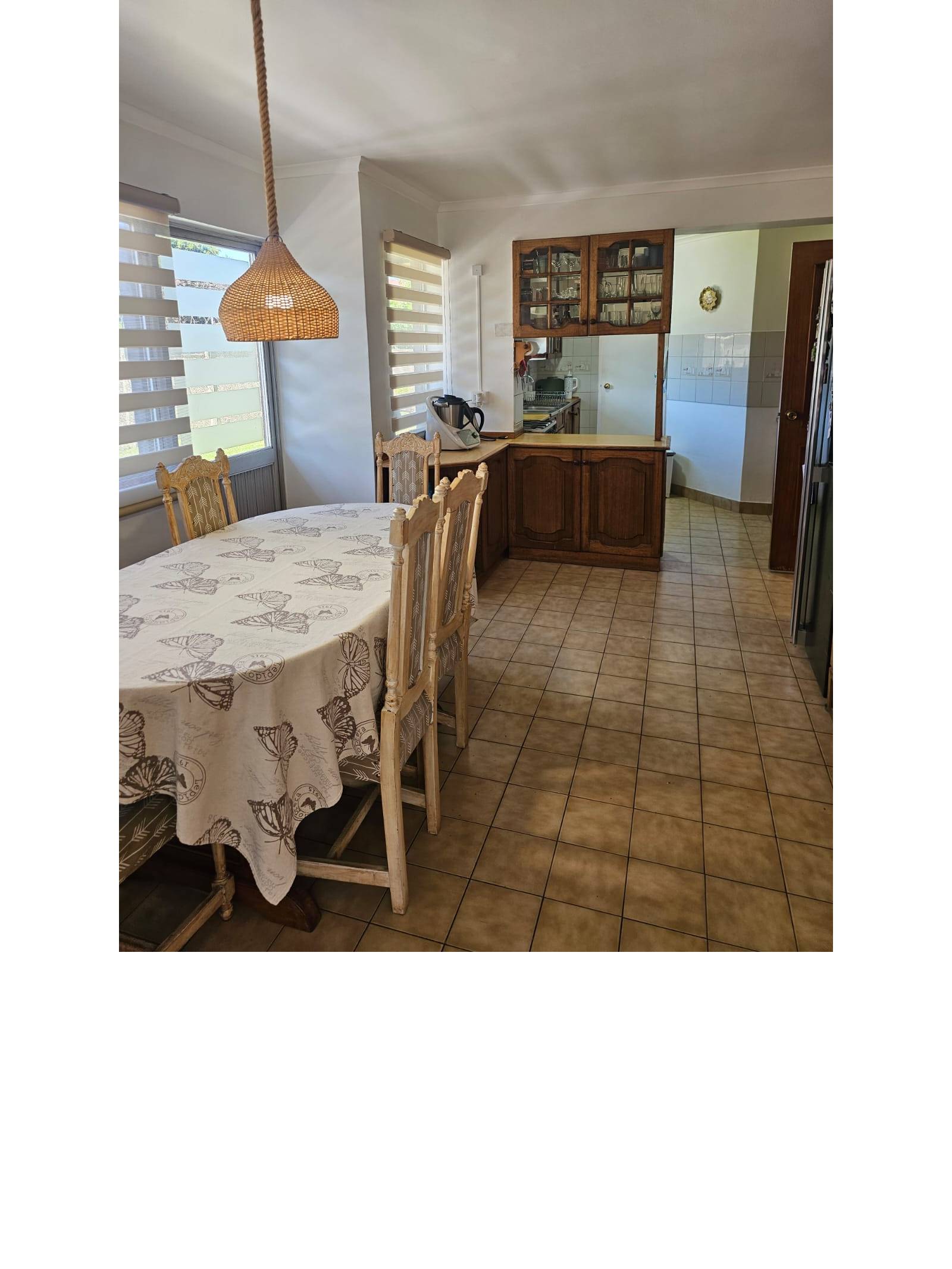 Comedor de diario junto a pasaplatos hacia la cocina