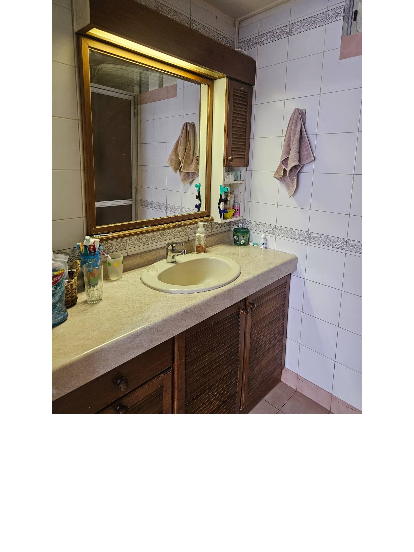Mueble lavamanos con espejo iluminado y cajoneras de madera