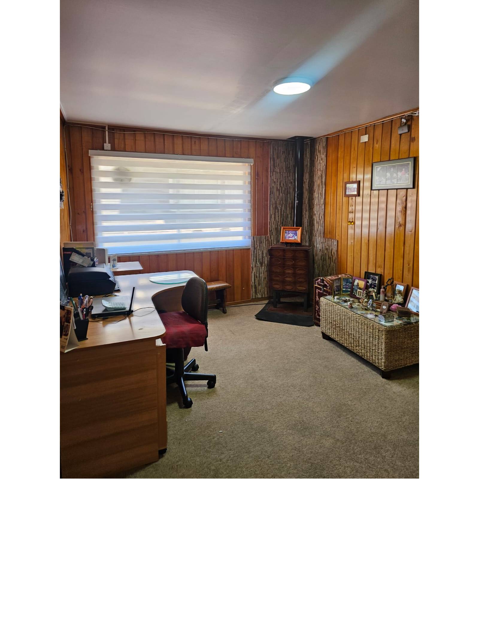 Oficina o sala de estar con escritorio y chimenea