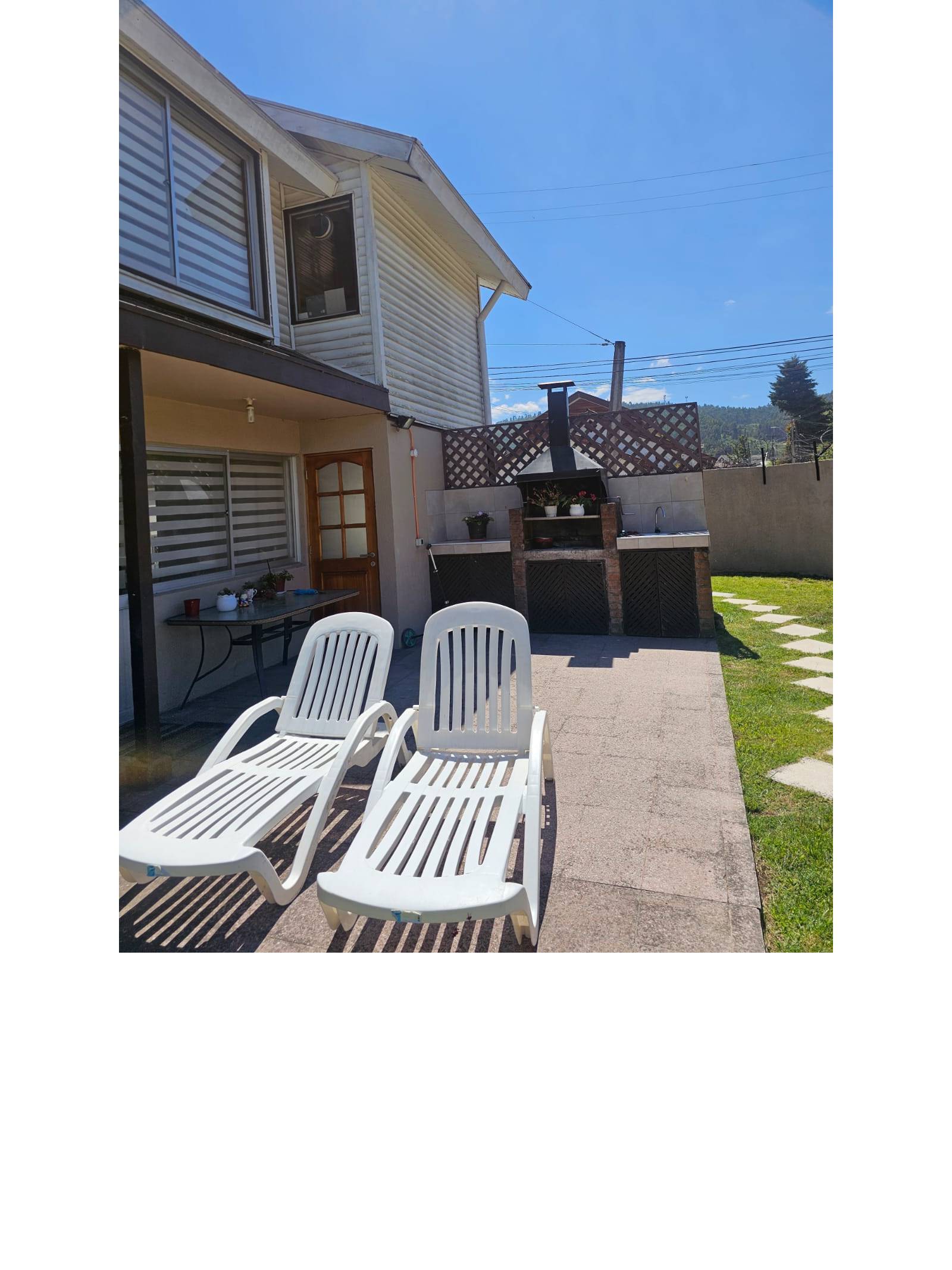 Terraza exterior con quincho para asados y reposeras