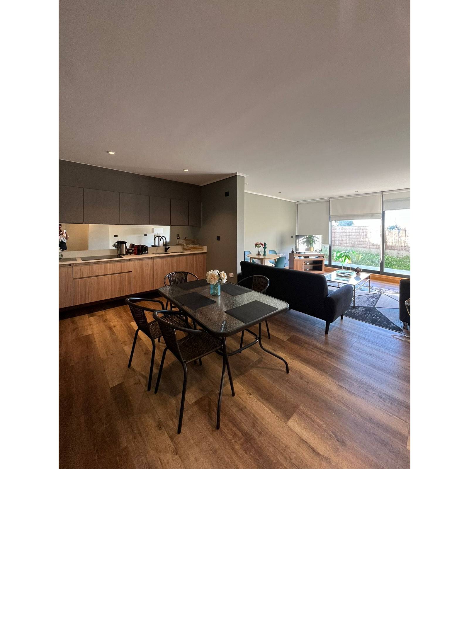 Estar comedor de concepto abierto integrado a cocina moderna