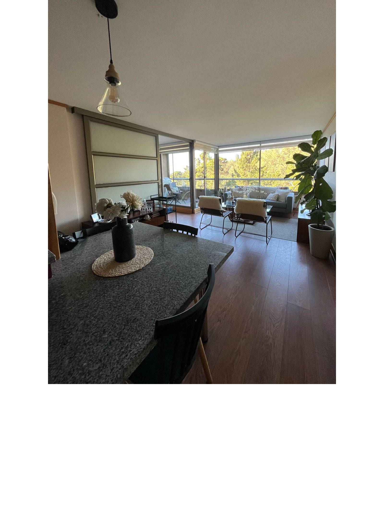 Comedor de diario con vista abierta al living y ventanal.