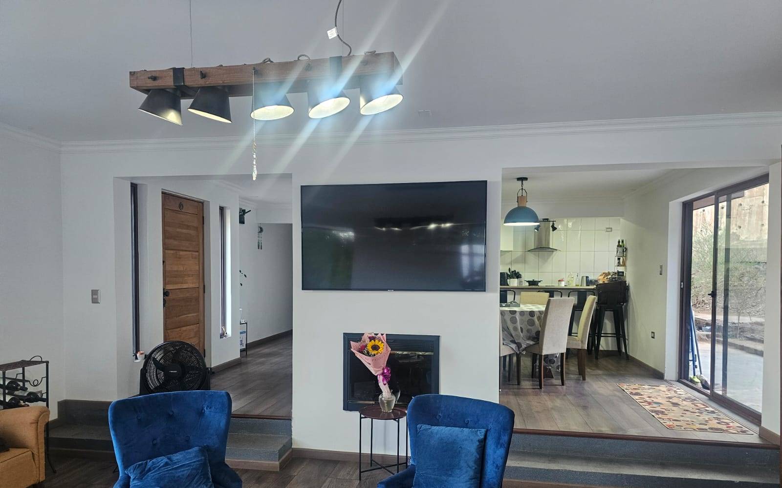 Zona de living integrada con vista hacia el comedor.