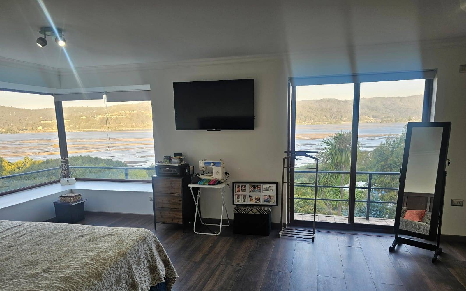 Dormitorio principal amplio con ventanales y vista panorámica.